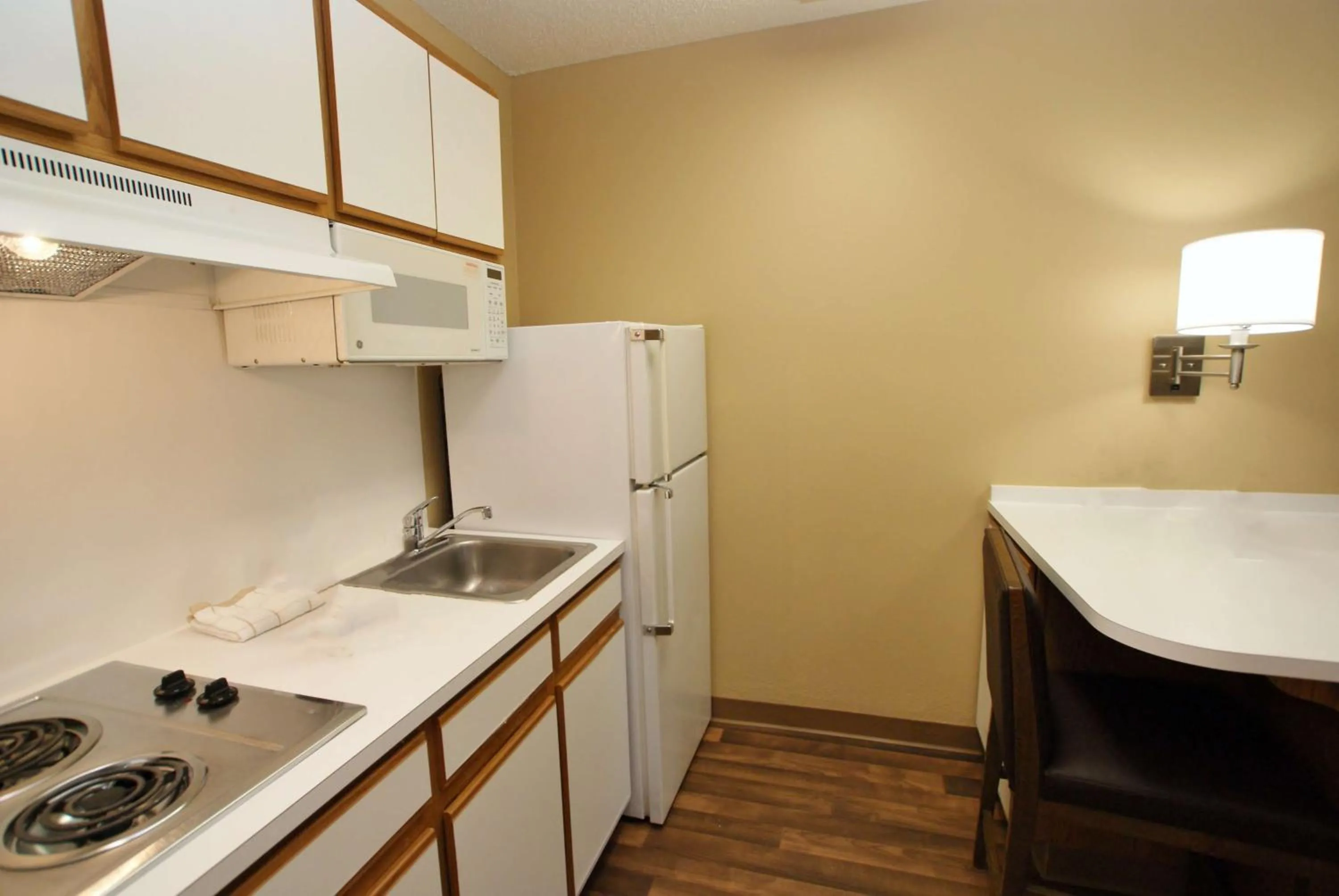 Kitchen or kitchenette, Kitchen/Kitchenette in Extended Stay America Select Suites - Durham - University - Ivy Creek Blvd