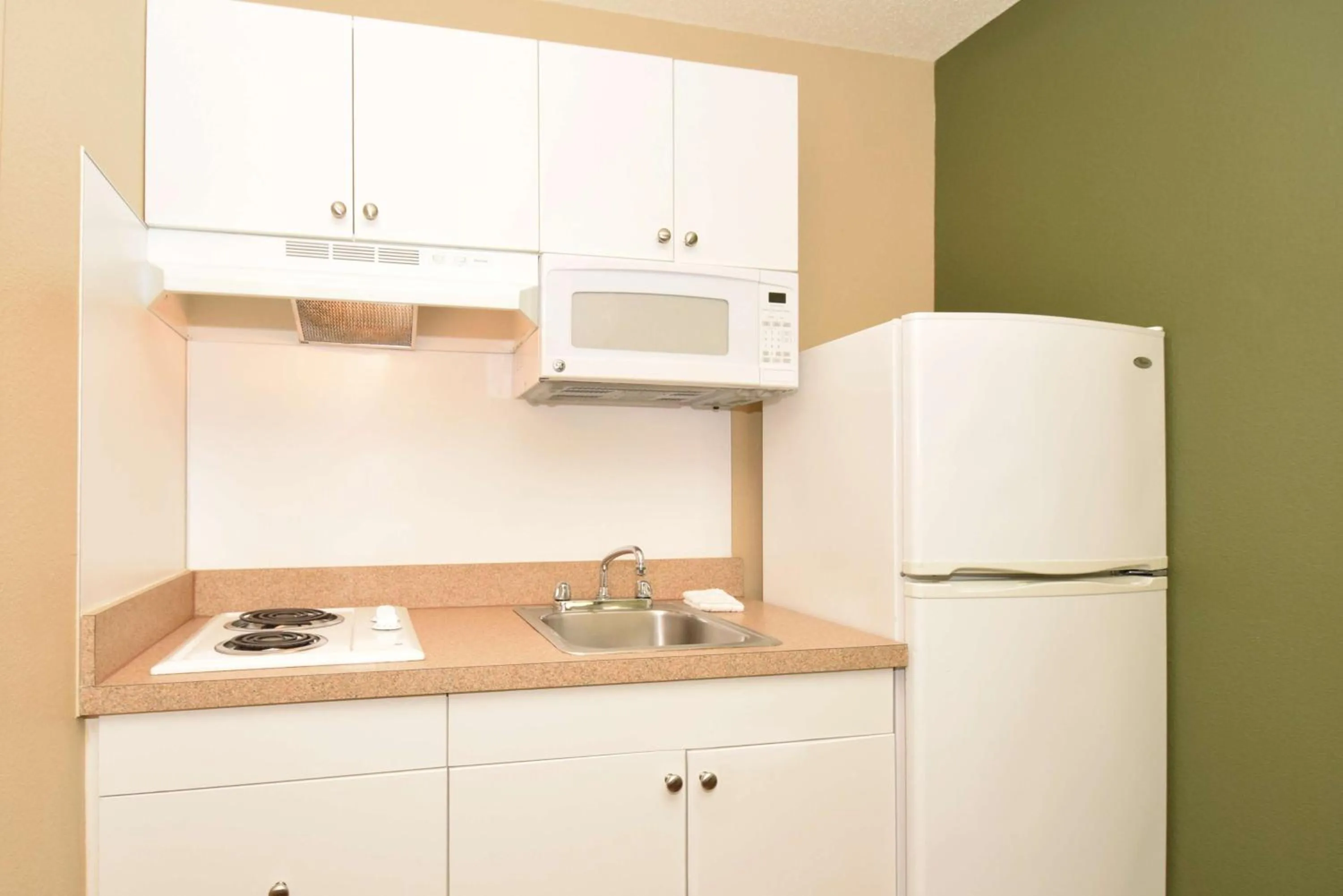 Kitchen or kitchenette, Kitchen/Kitchenette in Extended Stay America Select Suites - Durham - University - Ivy Creek Blvd