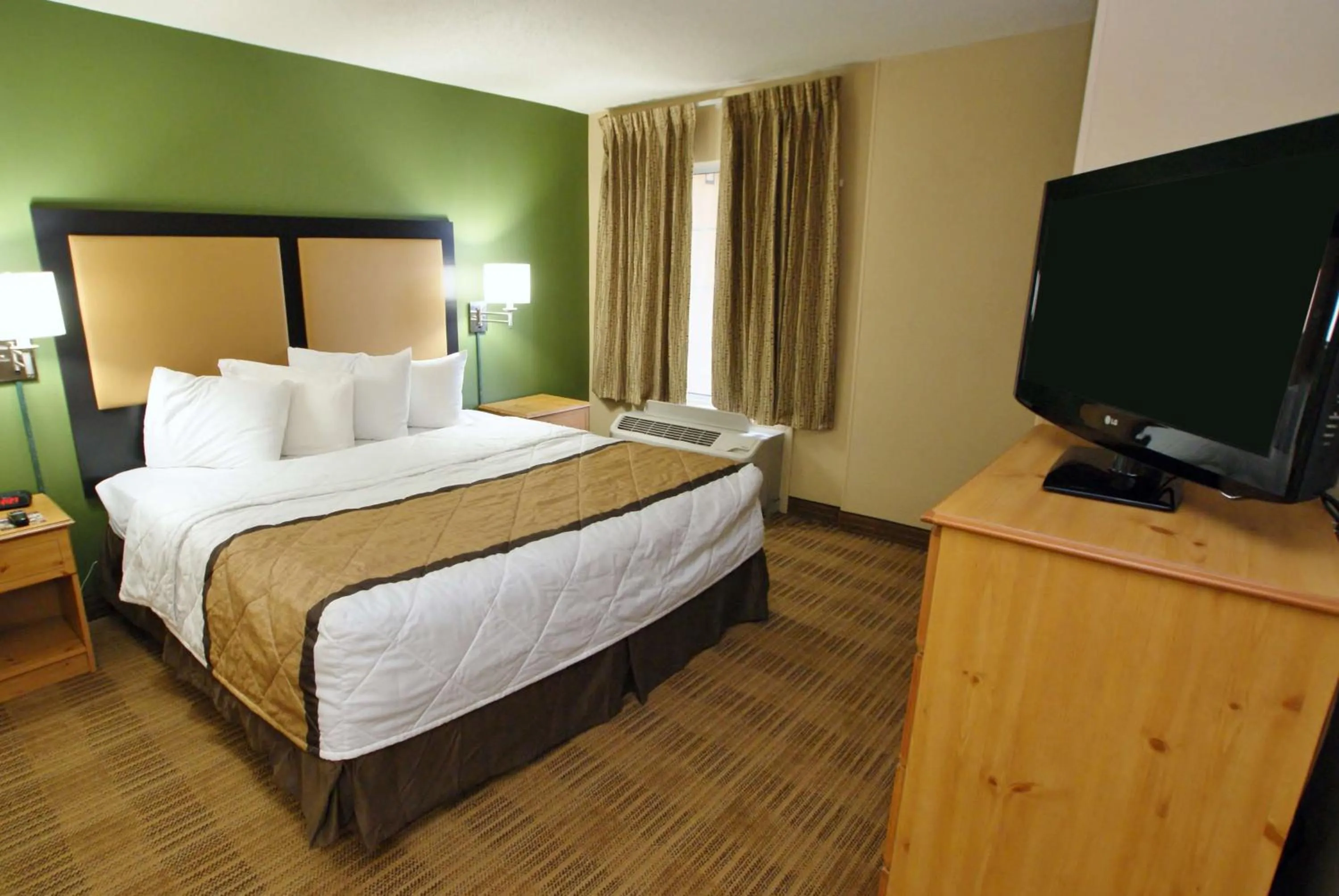 Bedroom, TV/Entertainment Center in Extended Stay America Select Suites - Durham - University - Ivy Creek Blvd