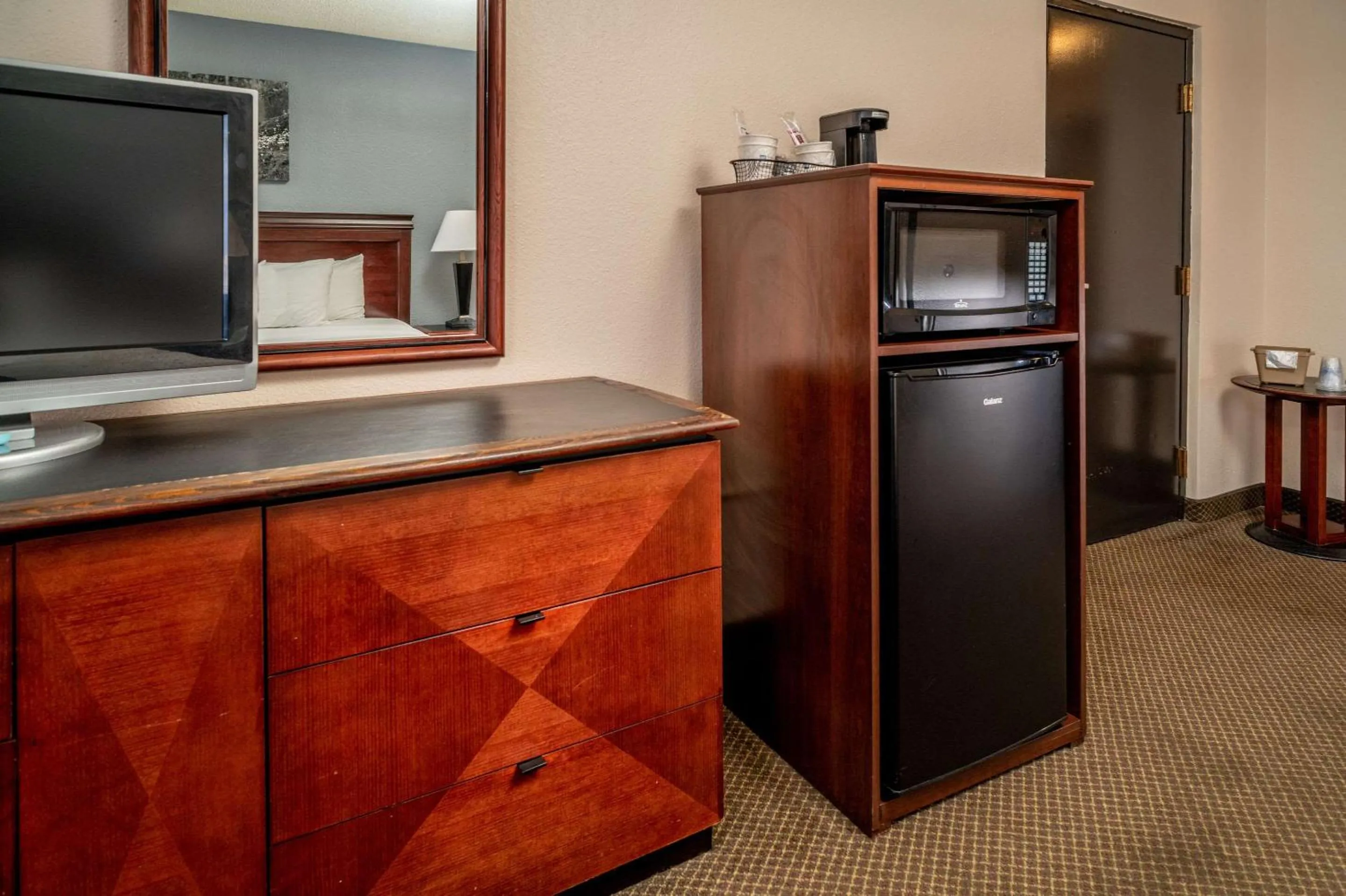 Bedroom in Best Western Huntington Mall Inn