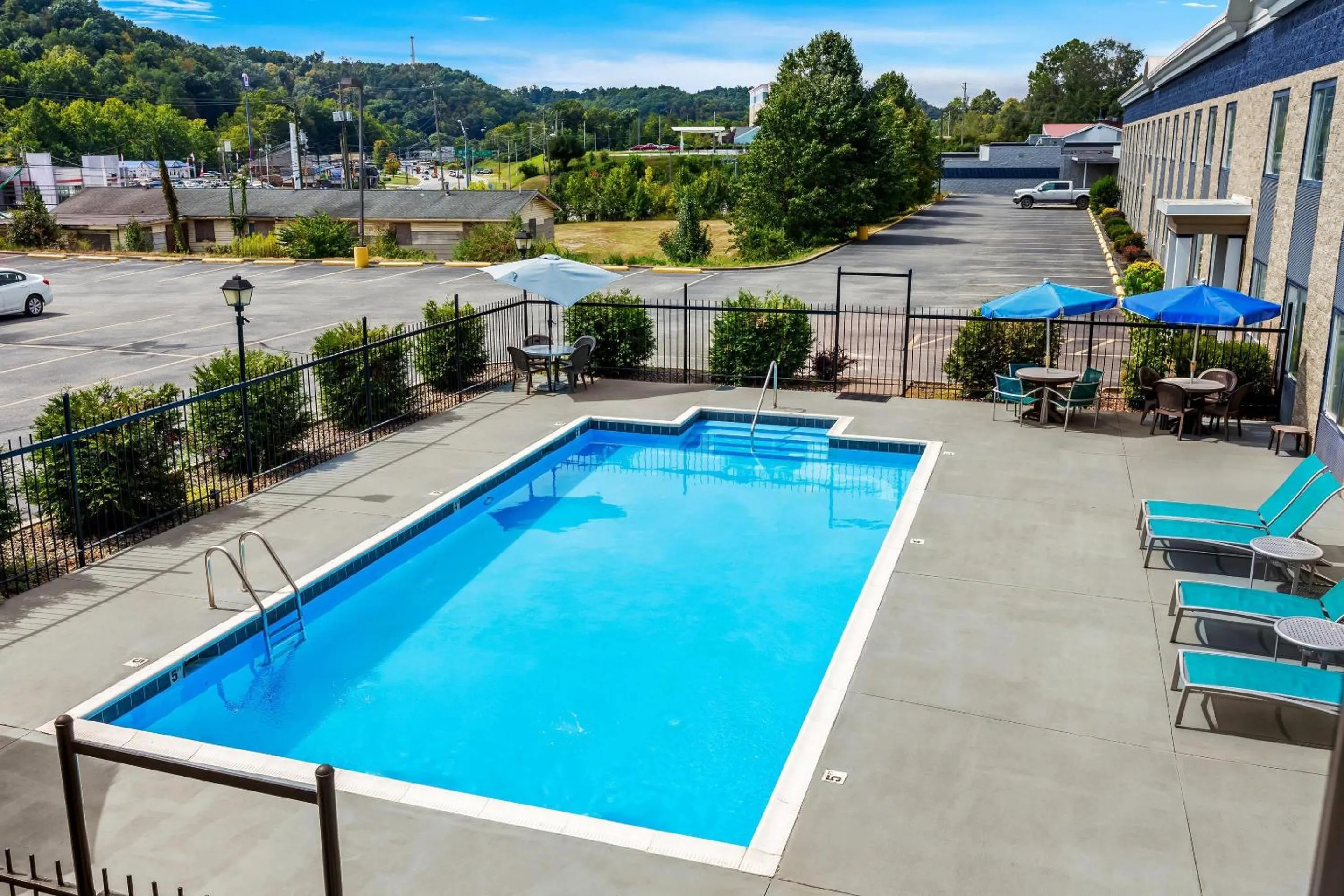 Swimming pool in Rodeway Inn