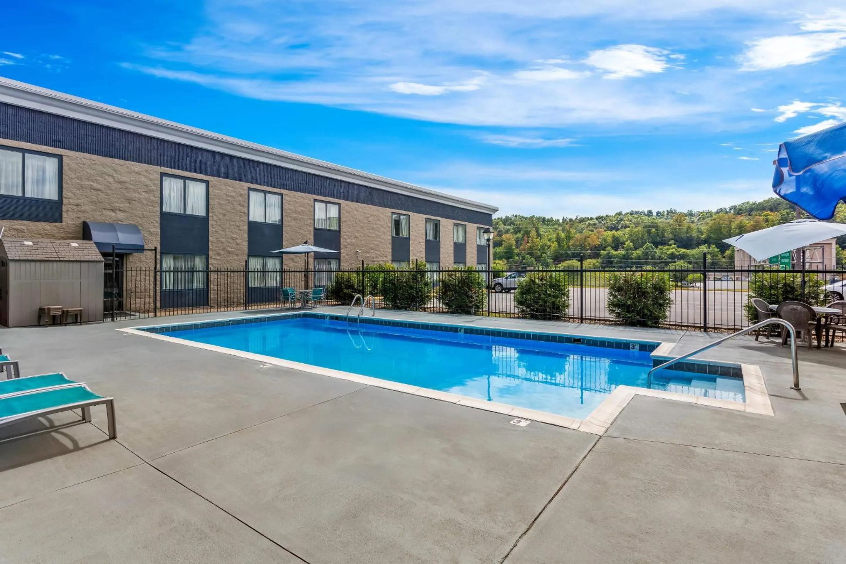 Swimming pool in Rodeway Inn