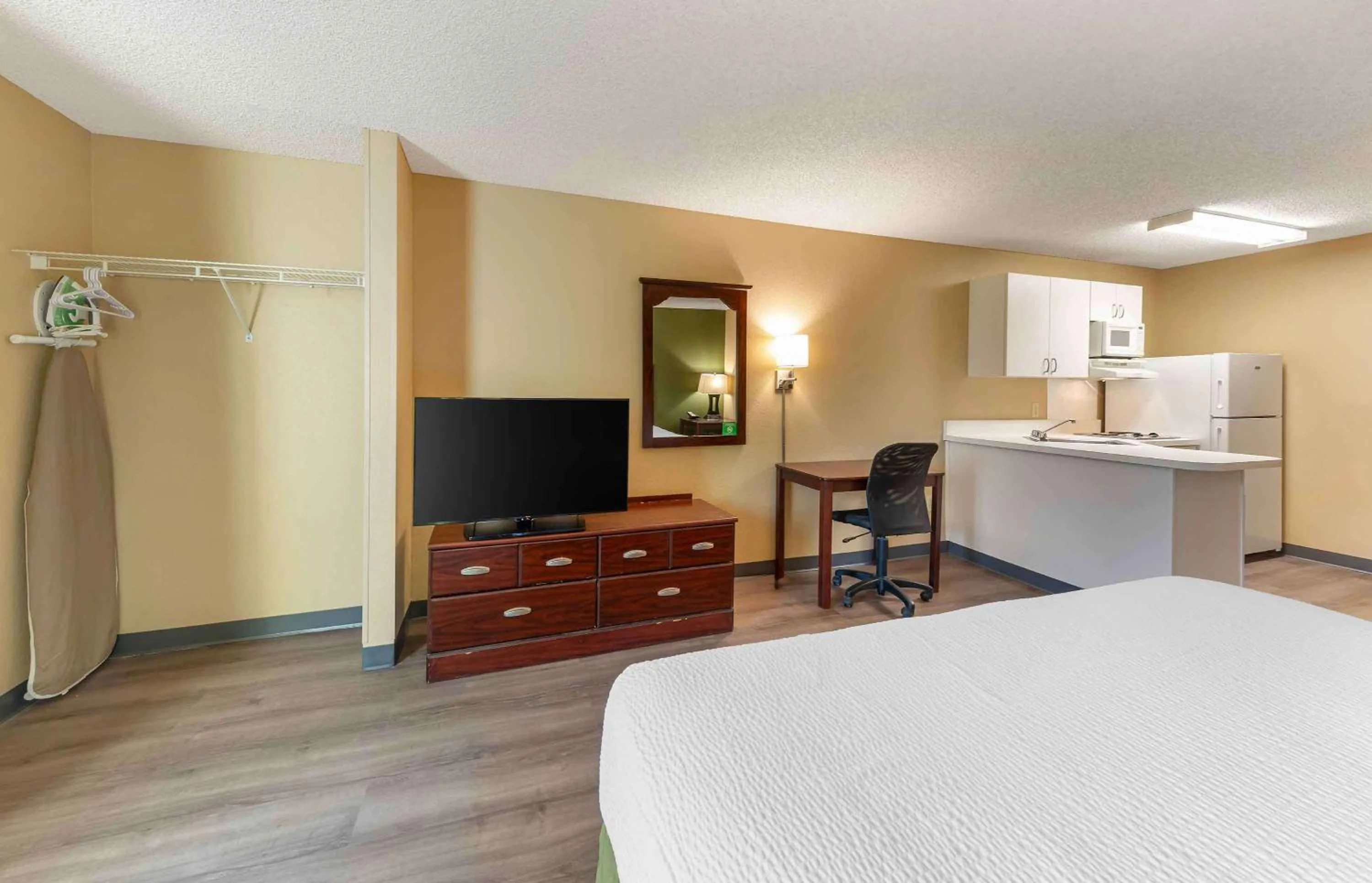 Bedroom, Bed in Extended Stay America Suites - Los Angeles - Ontario Airport