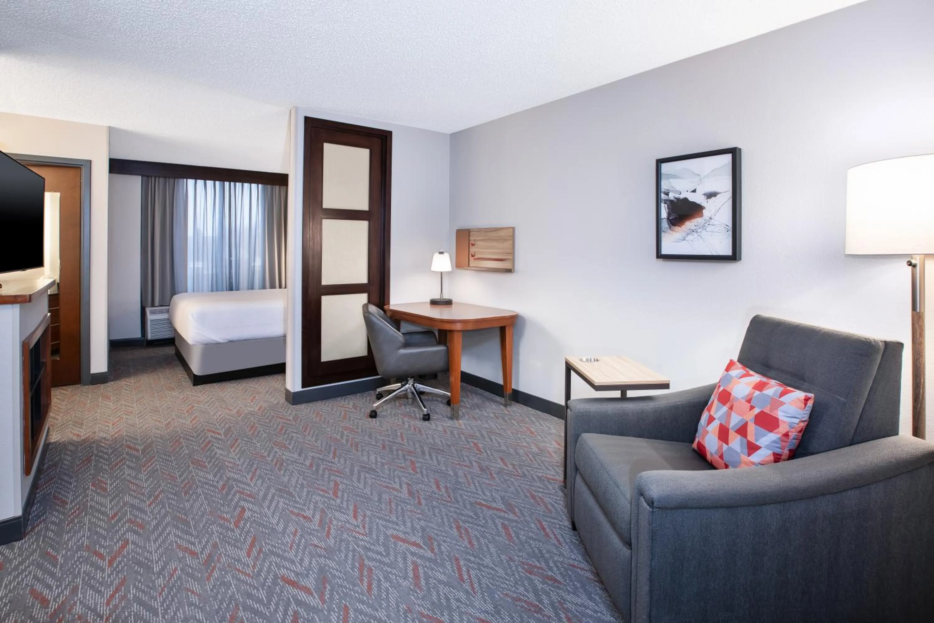 Seating area, Bed in Candlewood Suites - Cincinnati Northeast - Mason by IHG