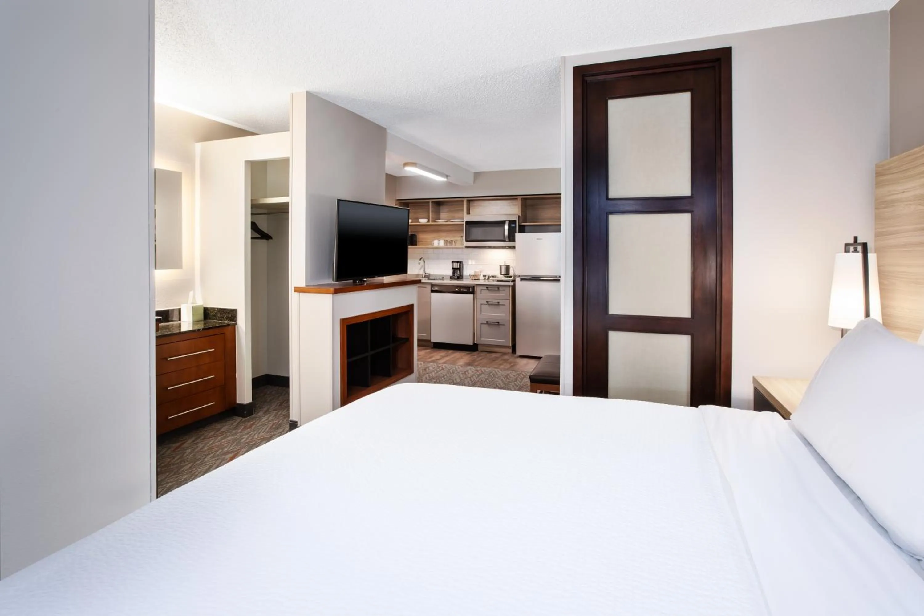 Kitchen or kitchenette, Bed in Candlewood Suites - Cincinnati Northeast - Mason by IHG
