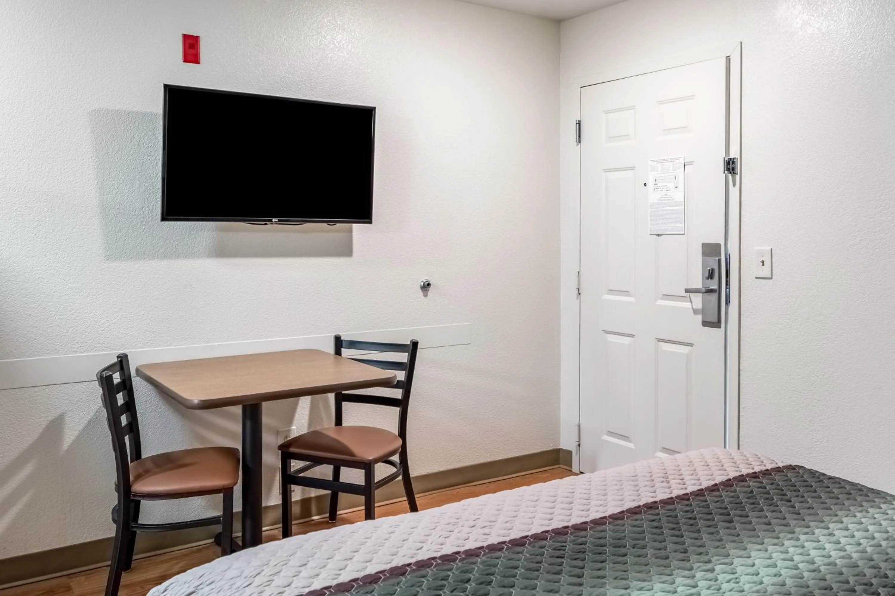 Photo of the whole room, Bed in HomeTowne Studios by Red Roof Eugene - Springfield