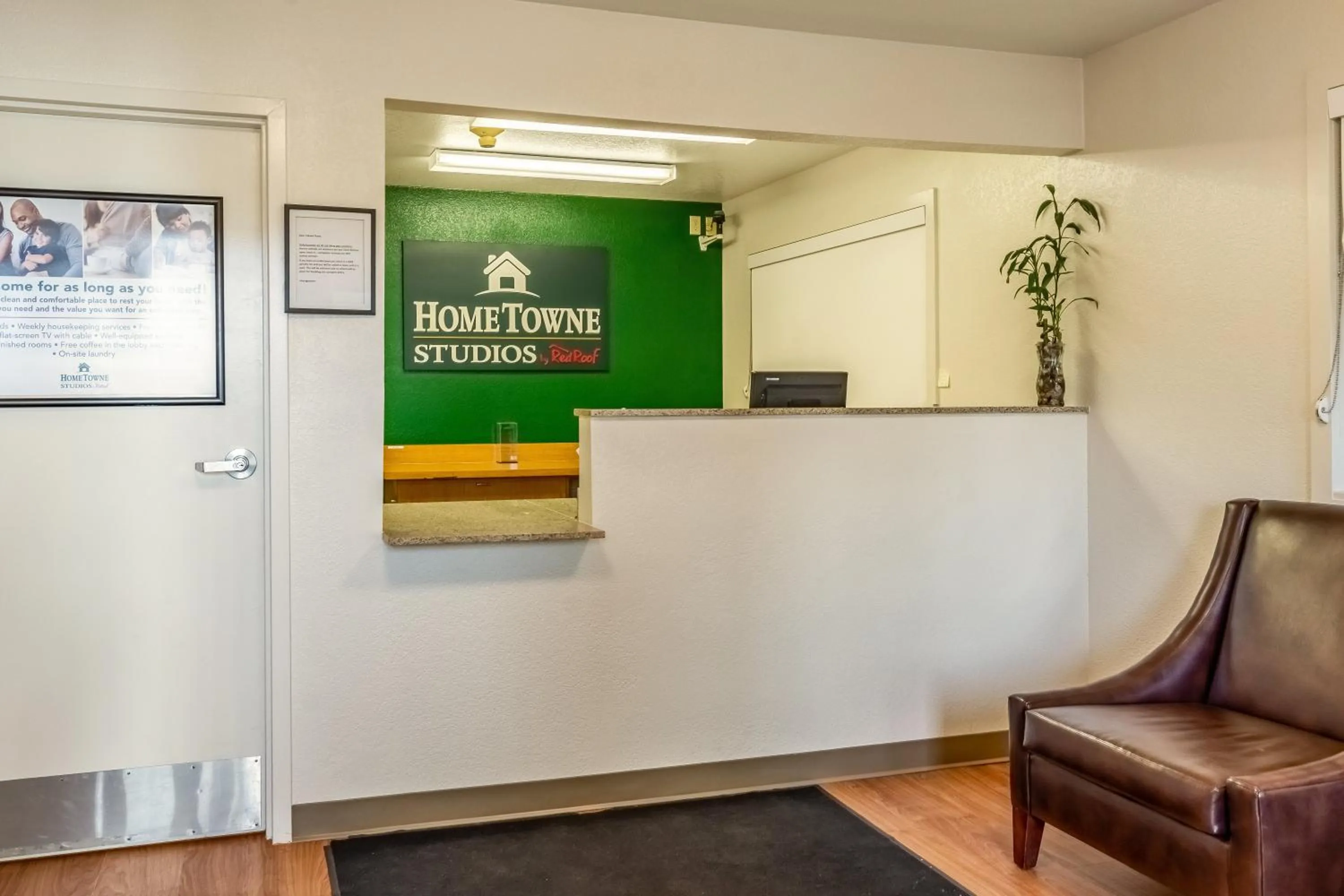 Lobby or reception in HomeTowne Studios by Red Roof Eugene - Springfield