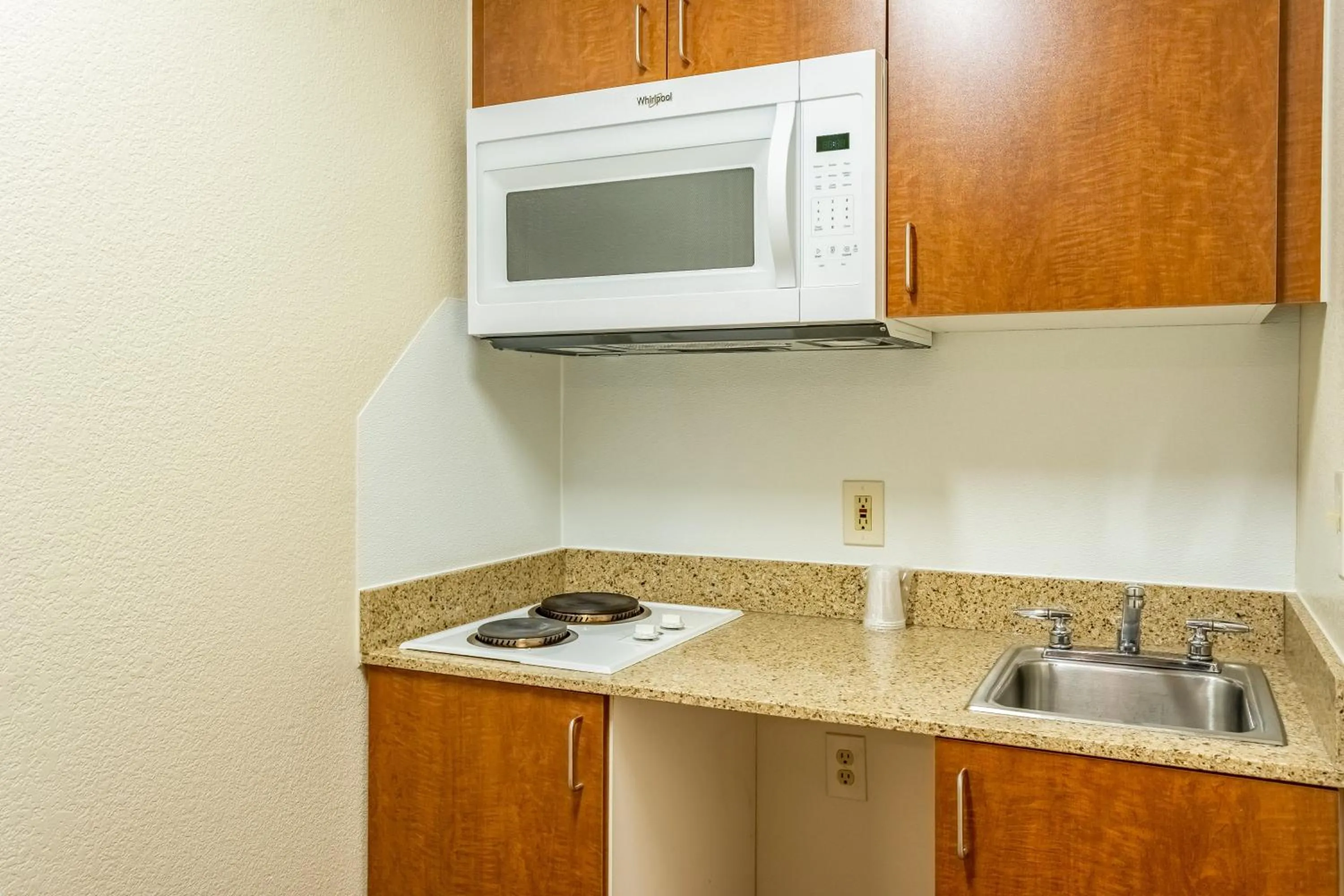 Photo of the whole room in HomeTowne Studios by Red Roof Eugene - Springfield