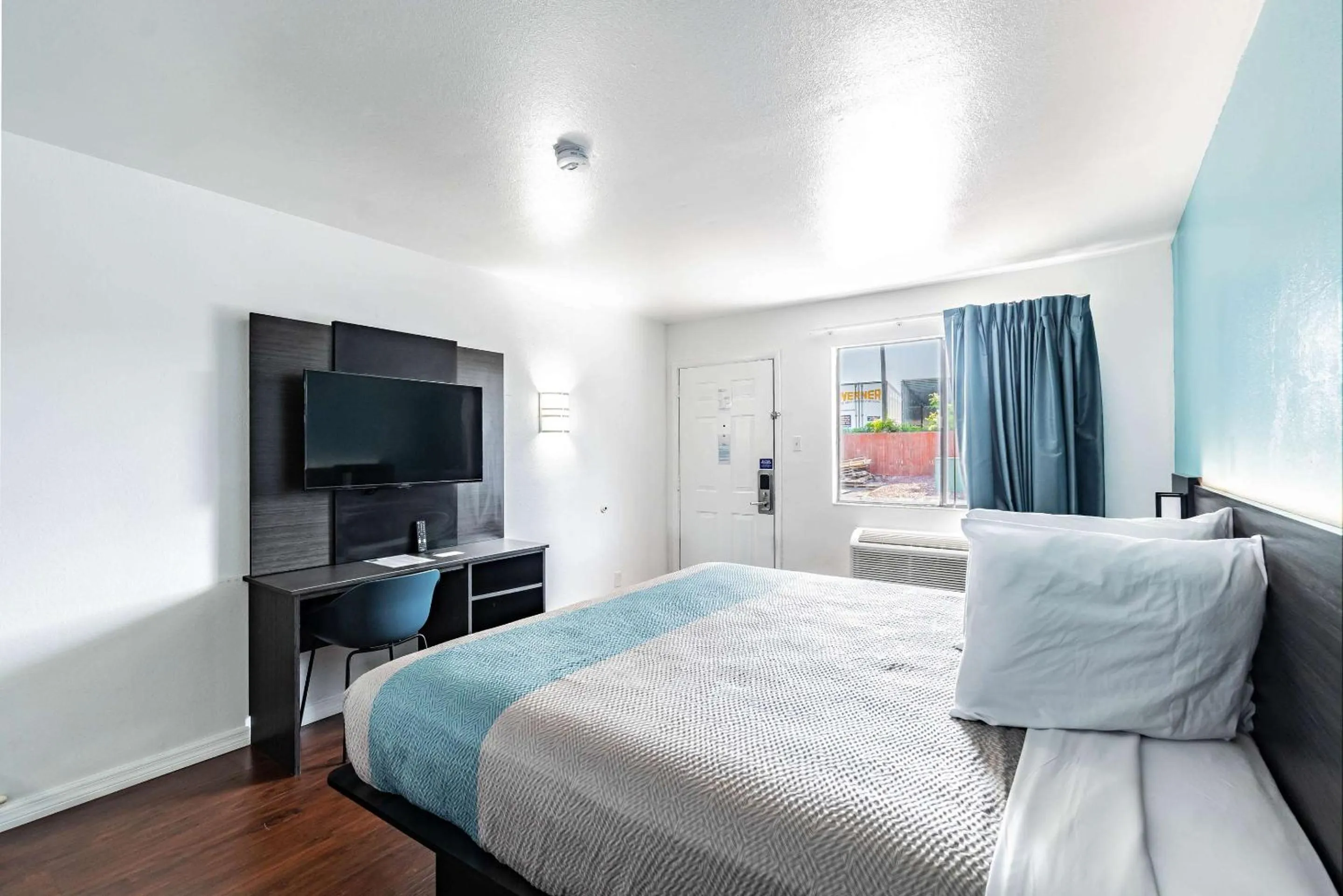 Bed in Motel 6 Tampa Near Fairgrounds - Casino