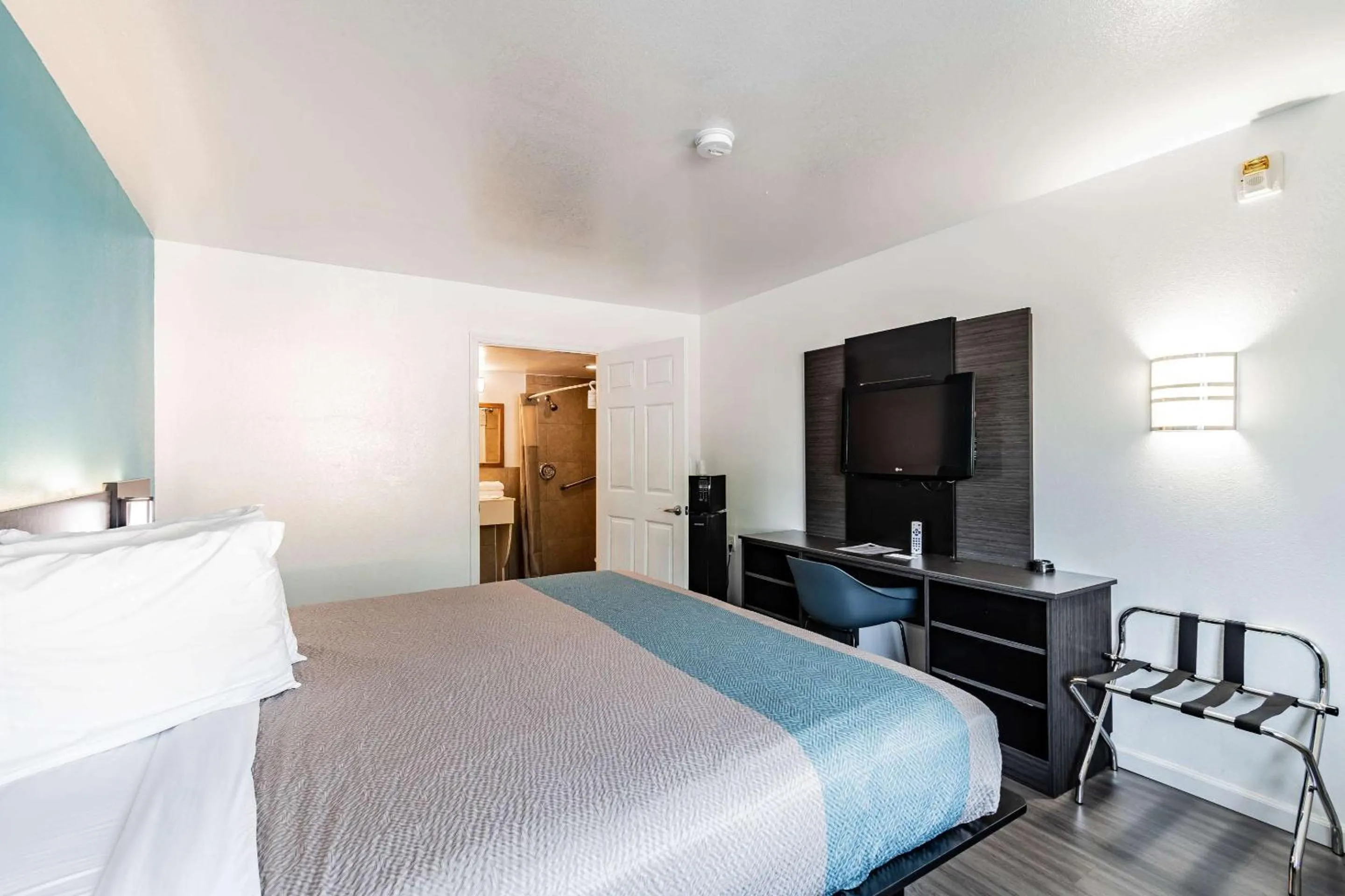 Bed in Motel 6 Tampa Near Fairgrounds - Casino