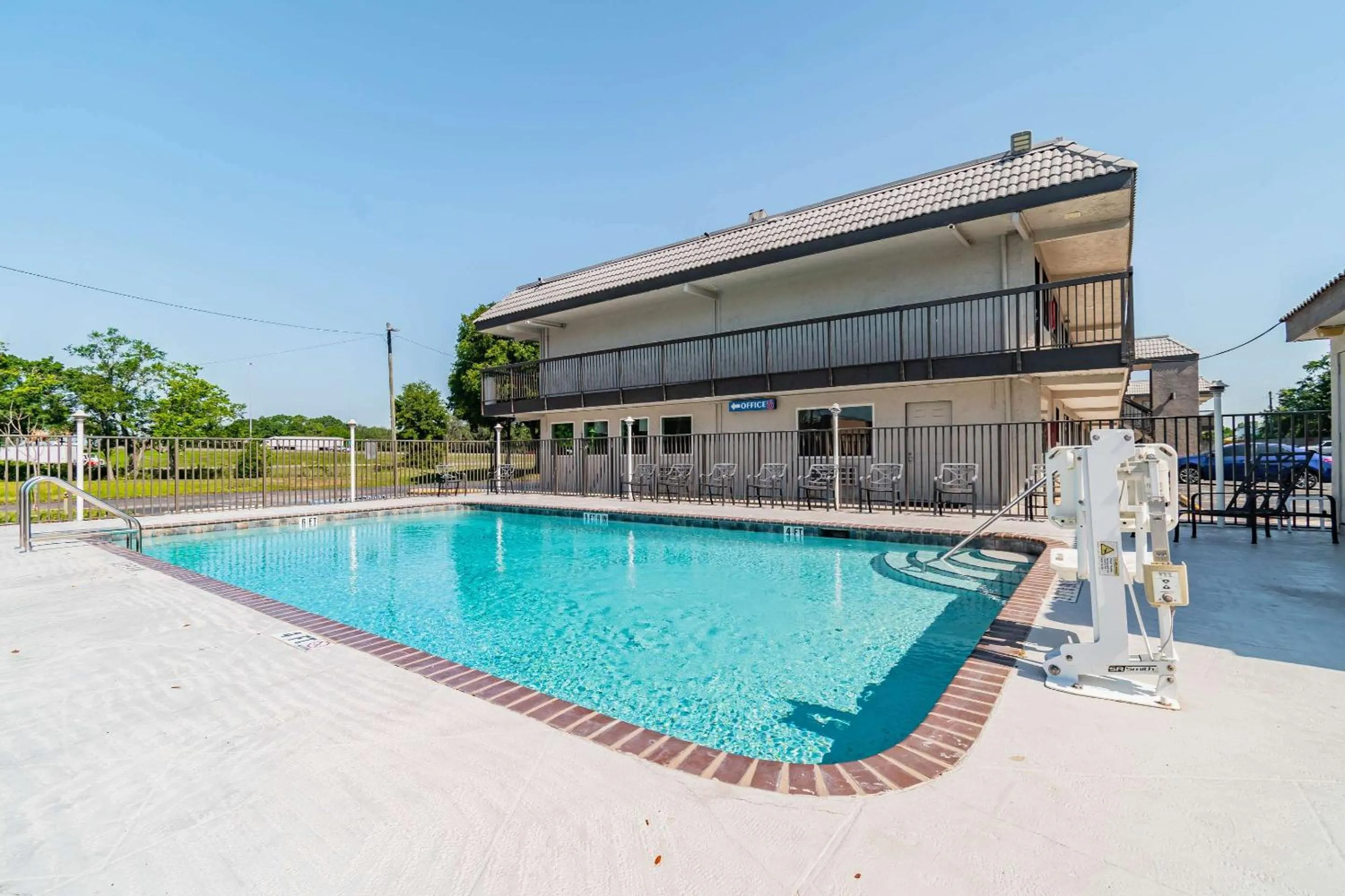 Swimming pool in Motel 6 Tampa Near Fairgrounds - Casino