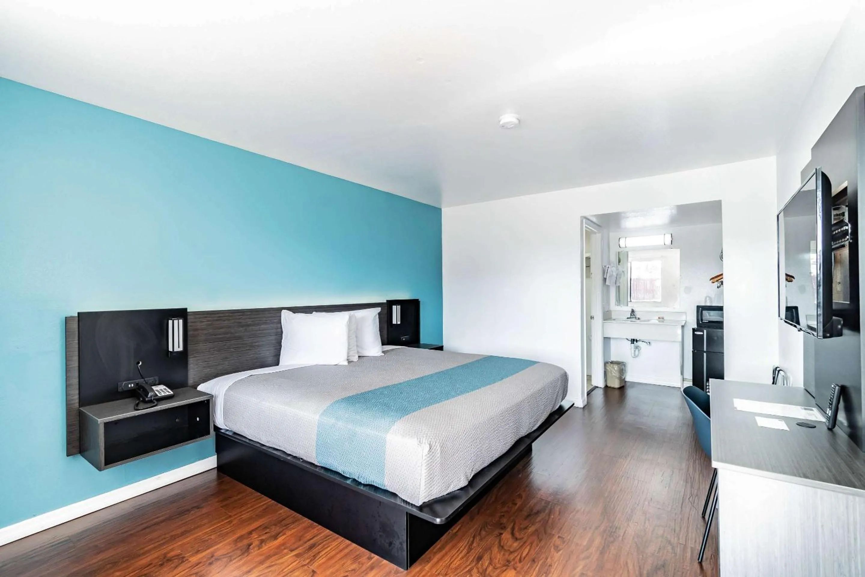 Bed in Motel 6 Tampa Near Fairgrounds - Casino