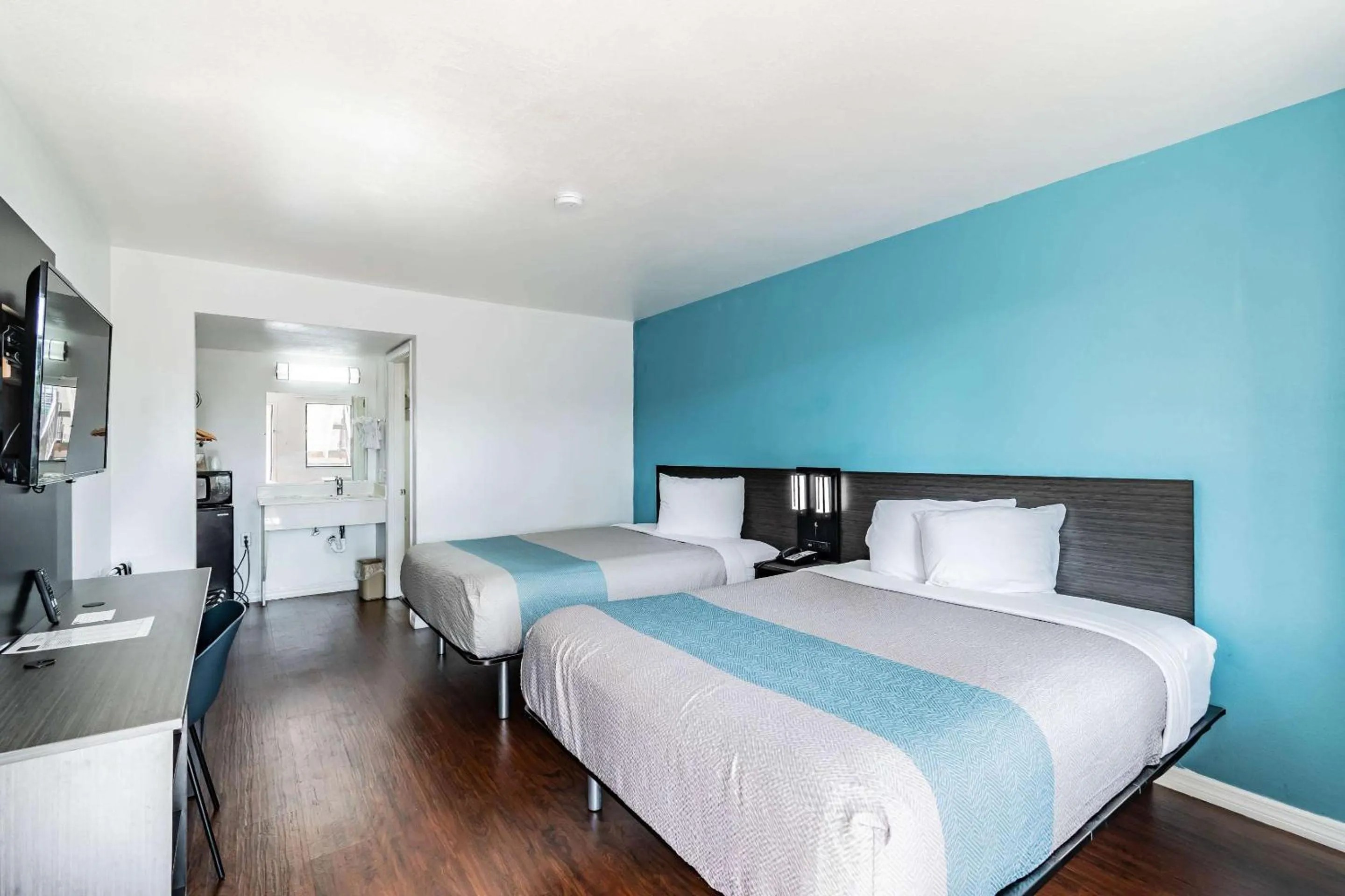 Bed in Motel 6 Tampa Near Fairgrounds - Casino