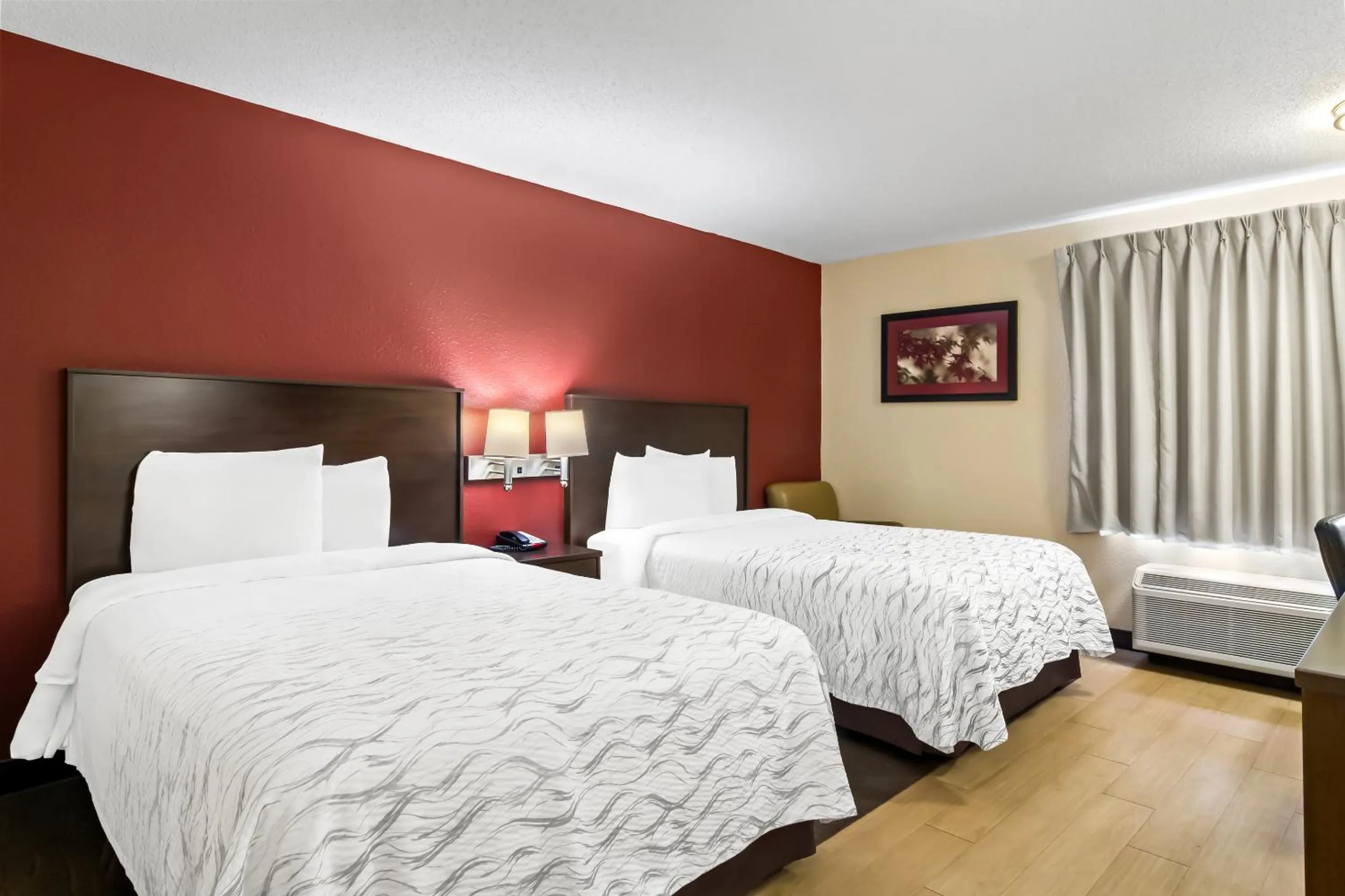 Photo of the whole room, Bed in Red Roof Inn PLUS+ Jacksonville – Southpoint