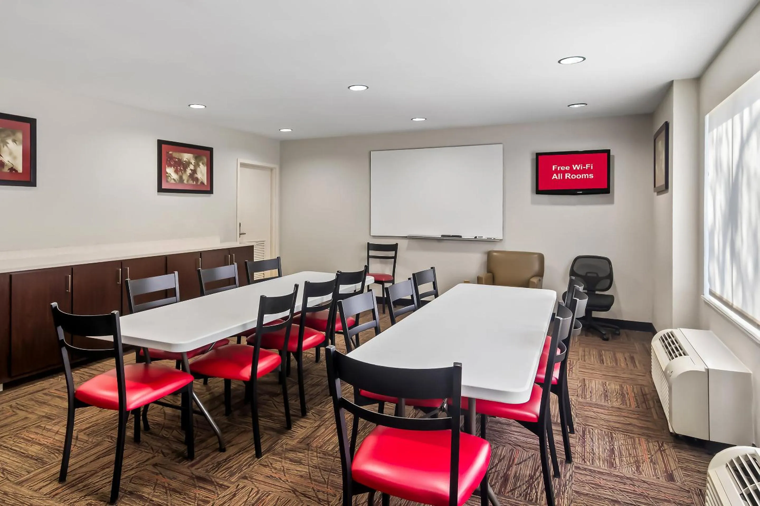 Meeting/conference room in Red Roof Inn PLUS+ Jacksonville – Southpoint