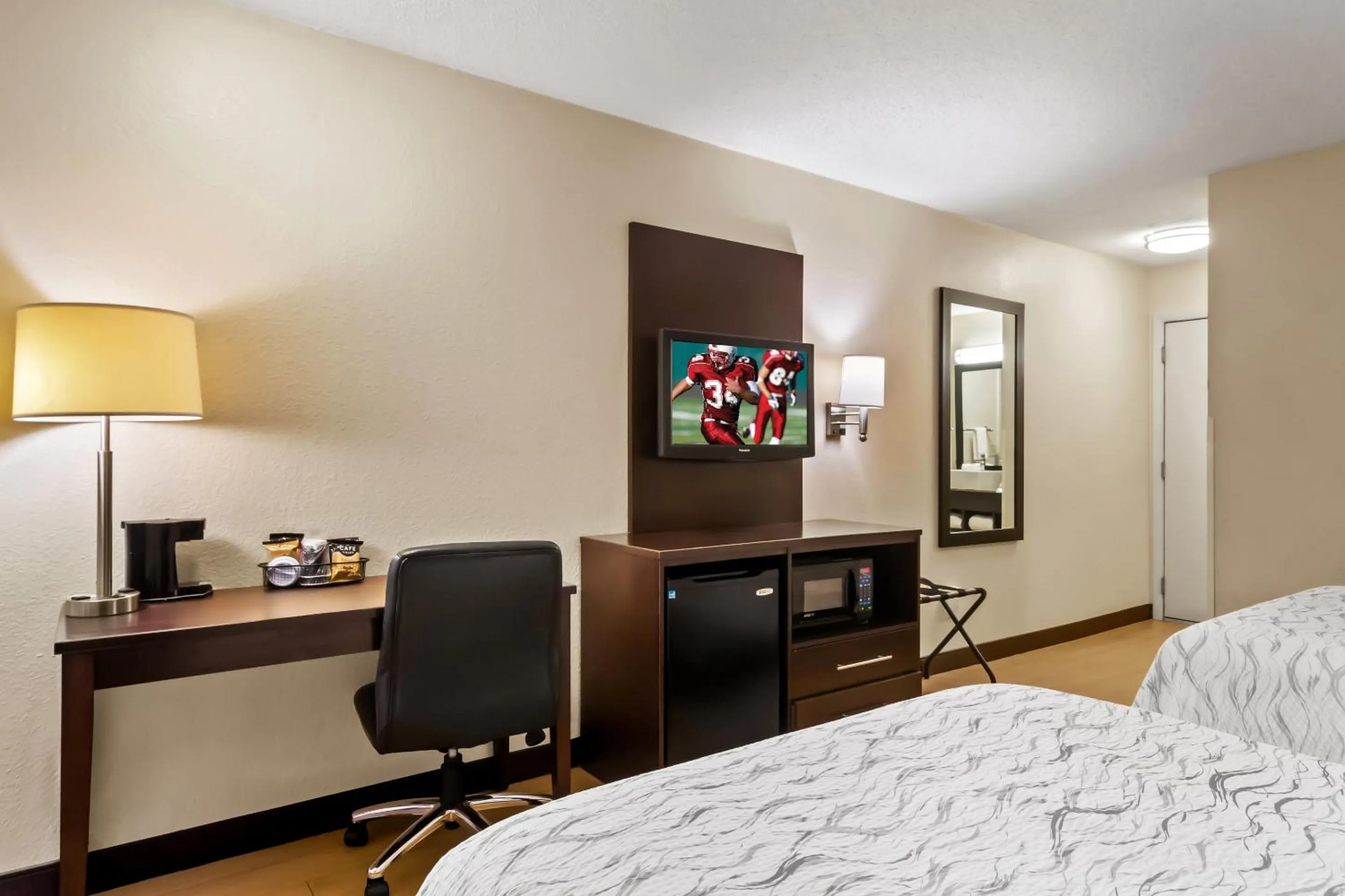 Photo of the whole room, Bed in Red Roof Inn PLUS+ Jacksonville – Southpoint