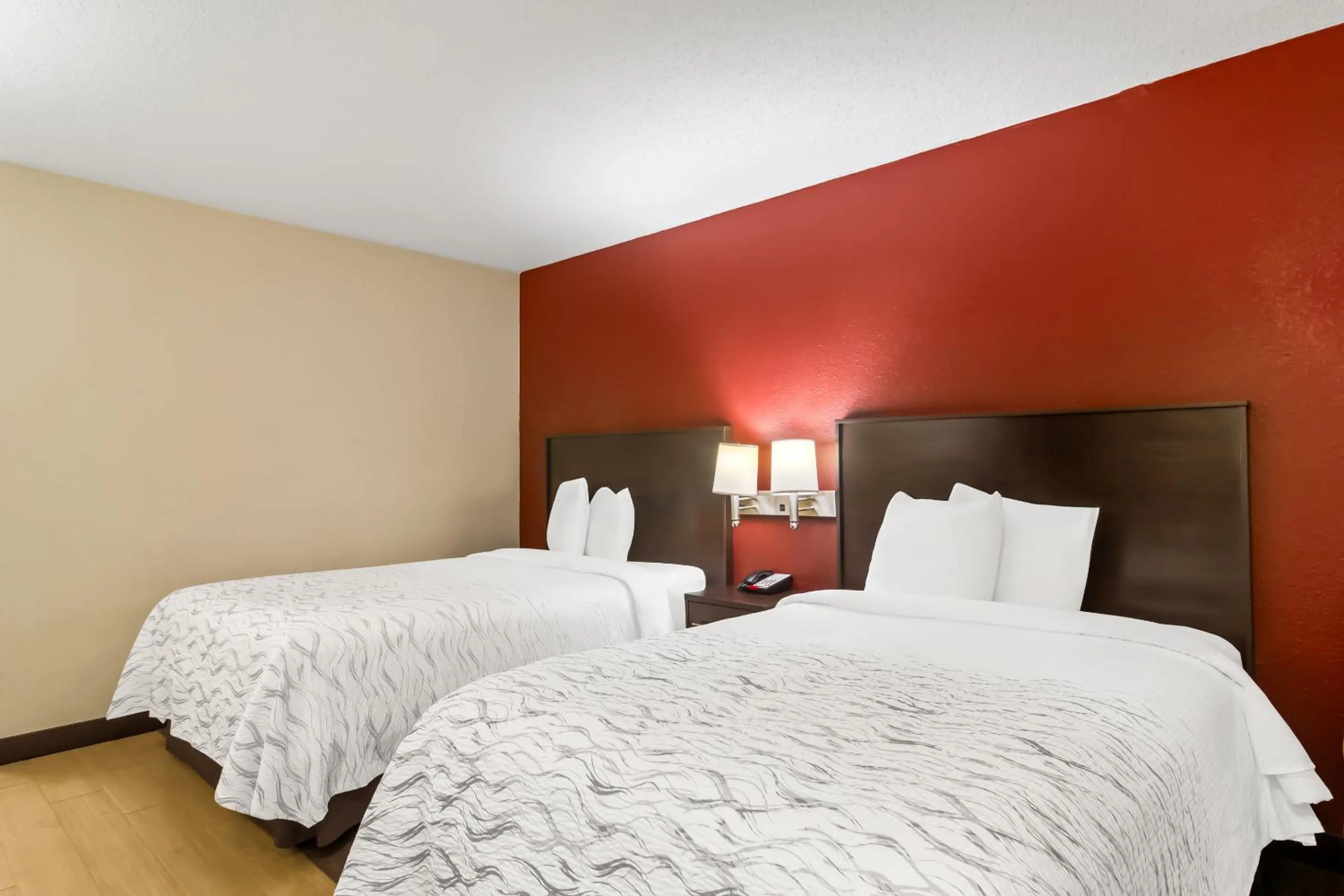 Photo of the whole room, Bed in Red Roof Inn PLUS+ Jacksonville – Southpoint