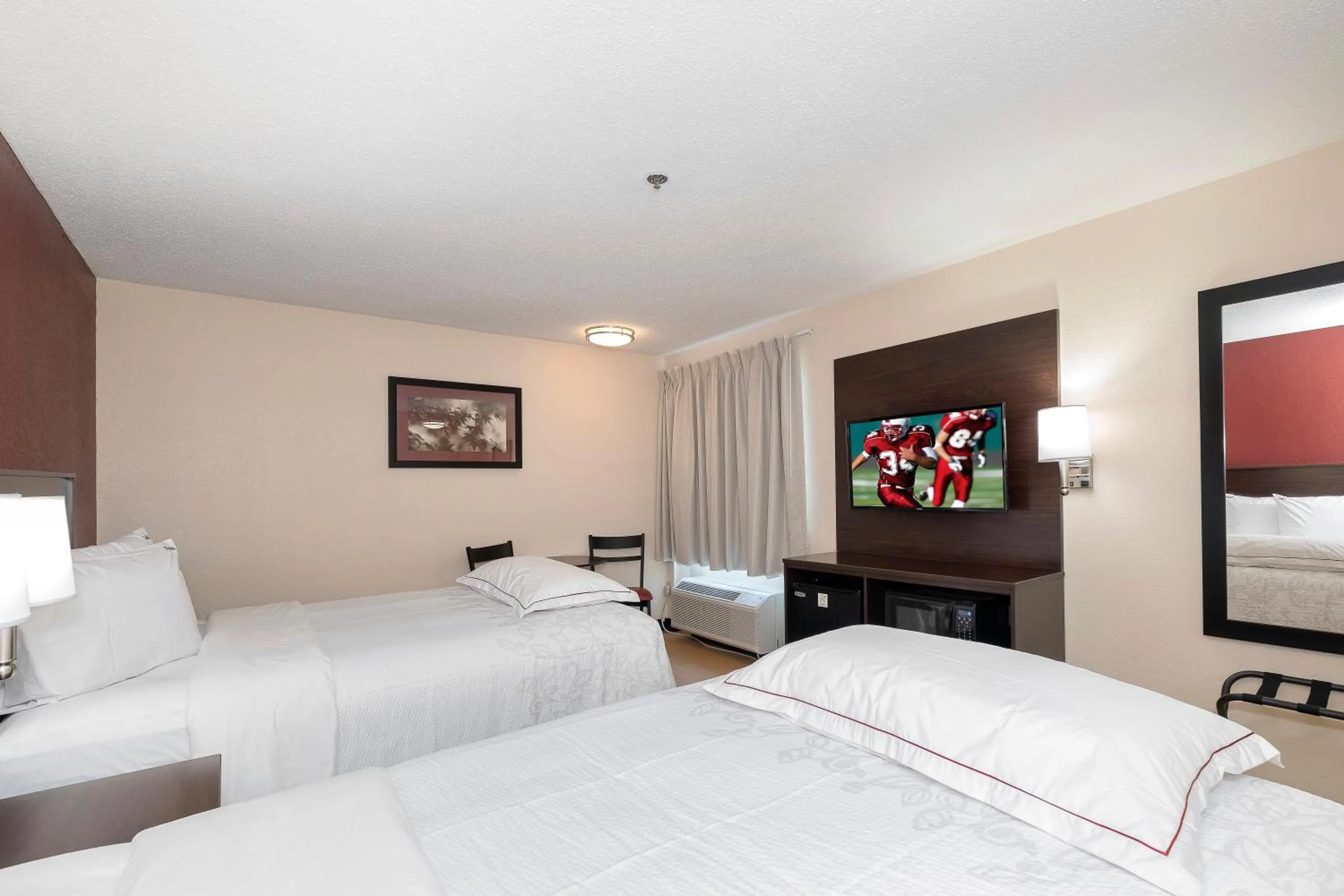Photo of the whole room, Bed in Red Roof Inn PLUS+ Jacksonville – Southpoint