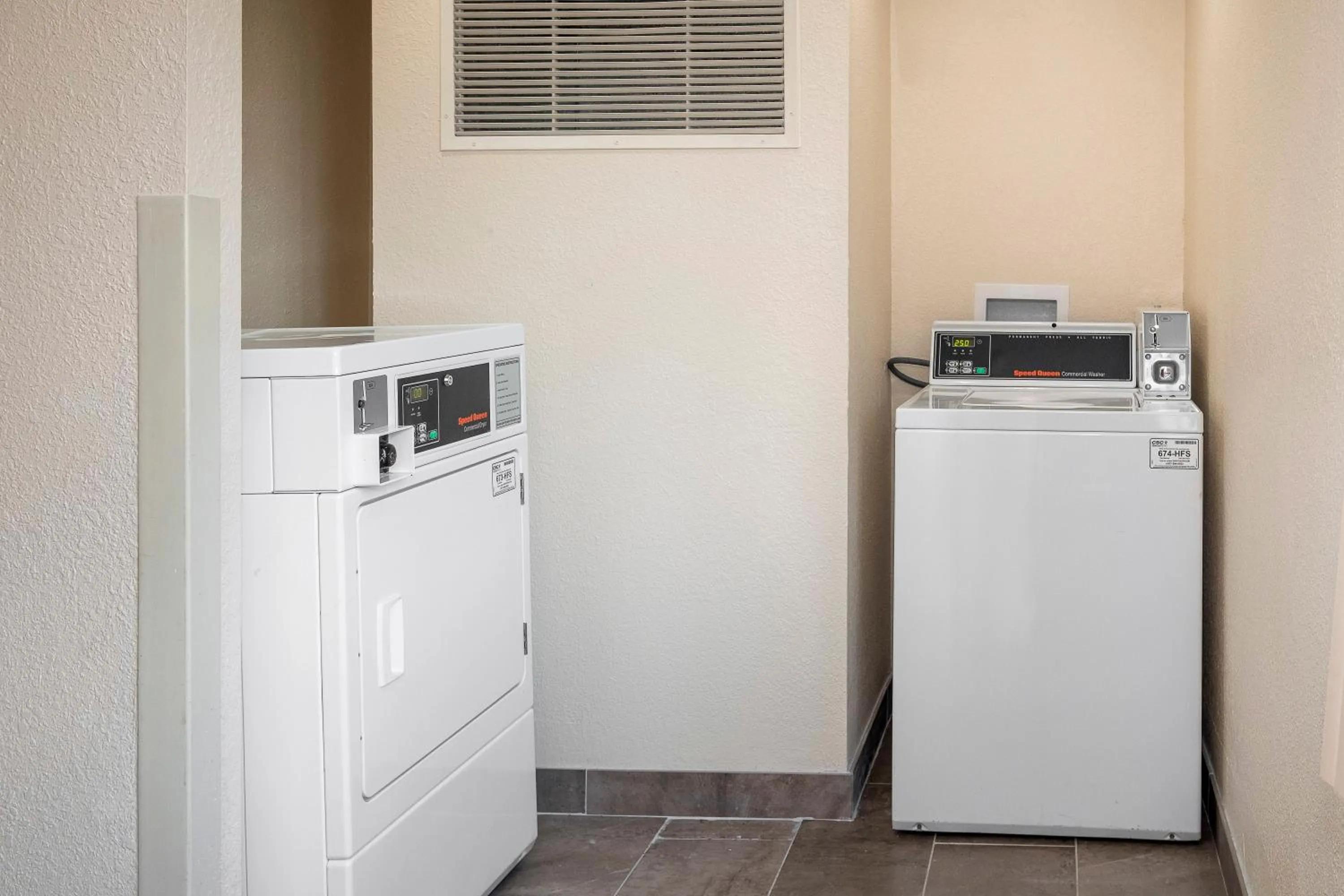 Photo of the whole room in Red Roof Inn PLUS+ Jacksonville – Southpoint