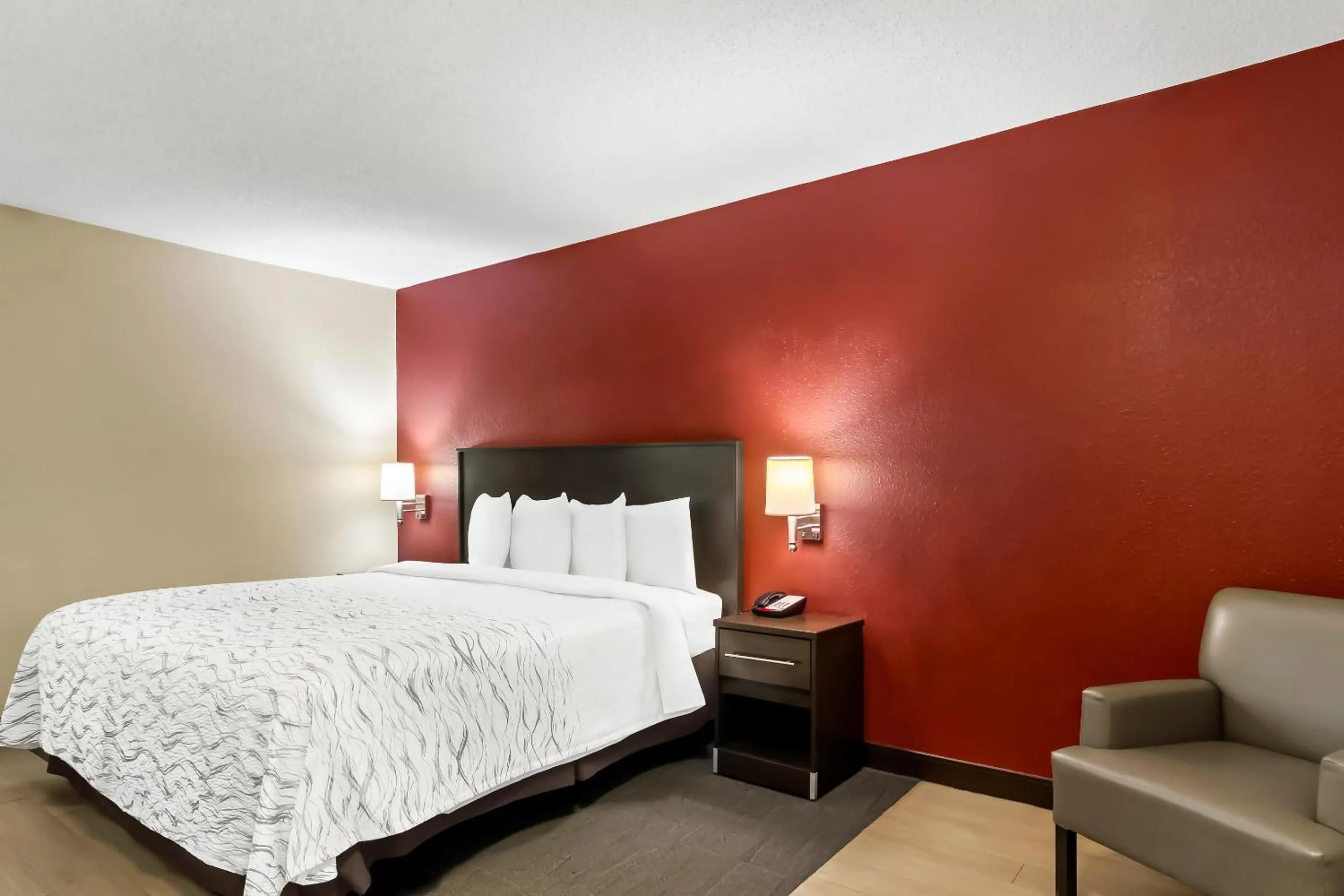 Bedroom, Bed in Red Roof Inn PLUS+ Jacksonville – Southpoint