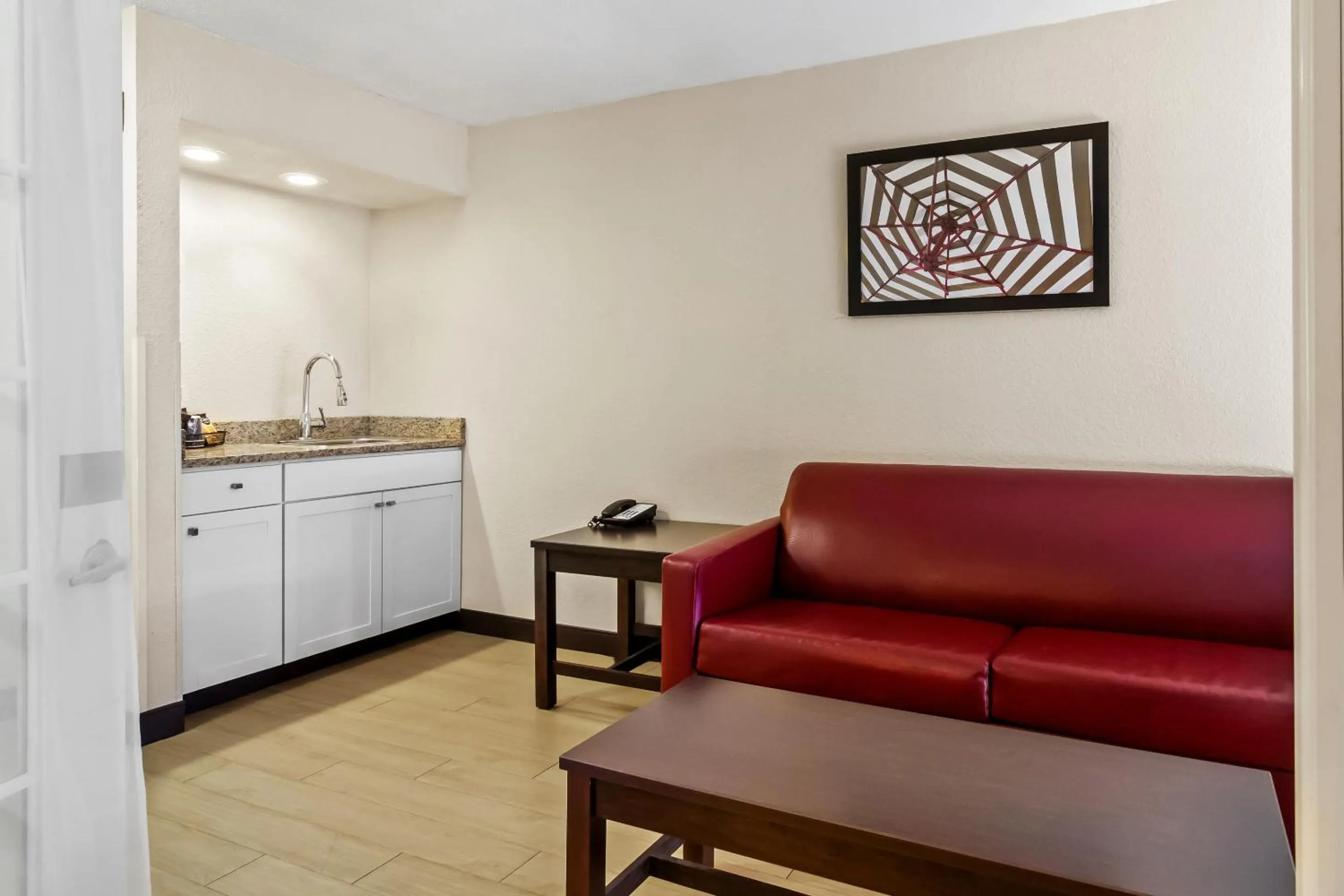 Photo of the whole room in Red Roof Inn PLUS+ Jacksonville – Southpoint