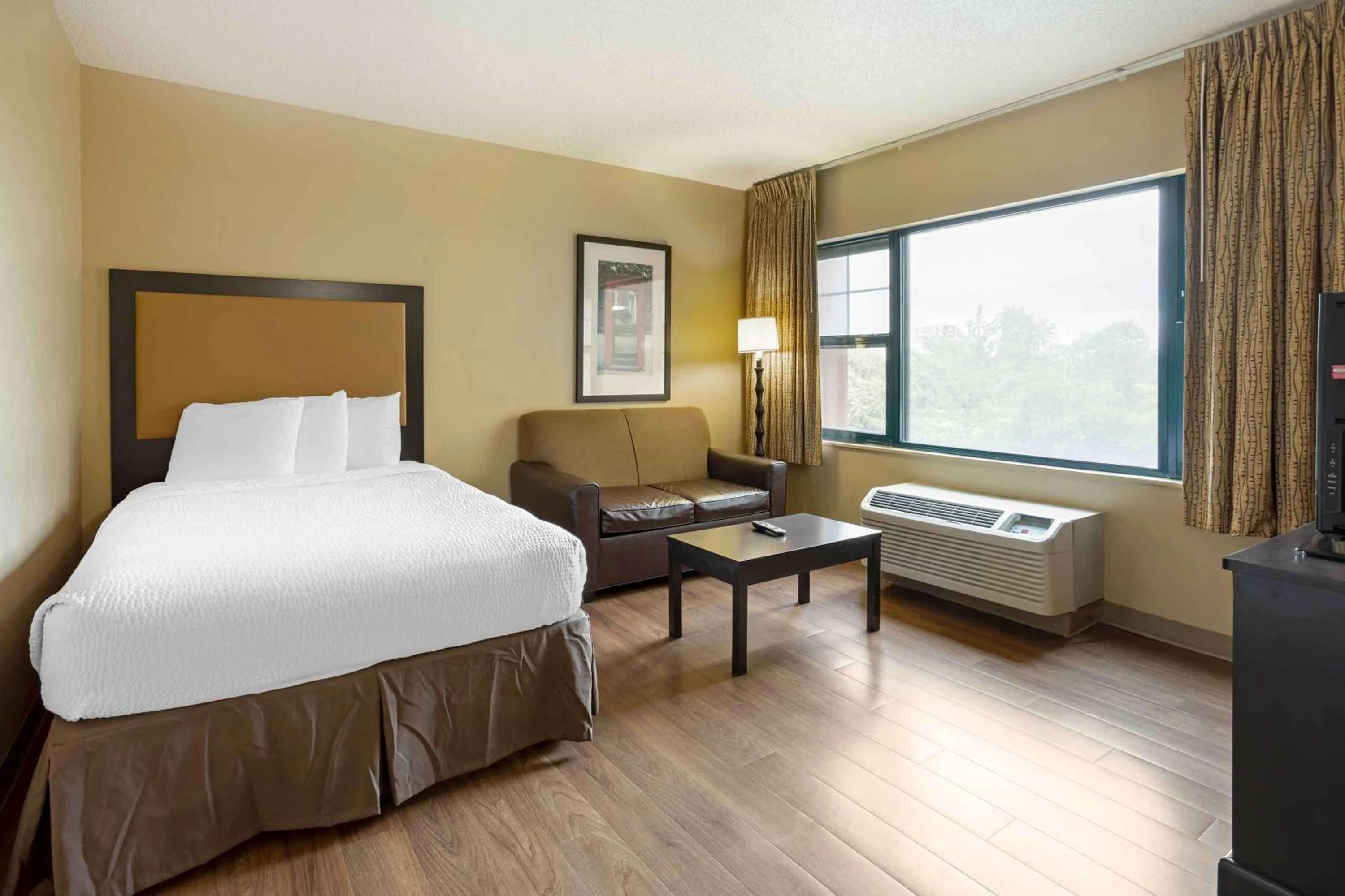 Bedroom, Bed in Extended Stay America Suites - Meadowlands - Rutherford
