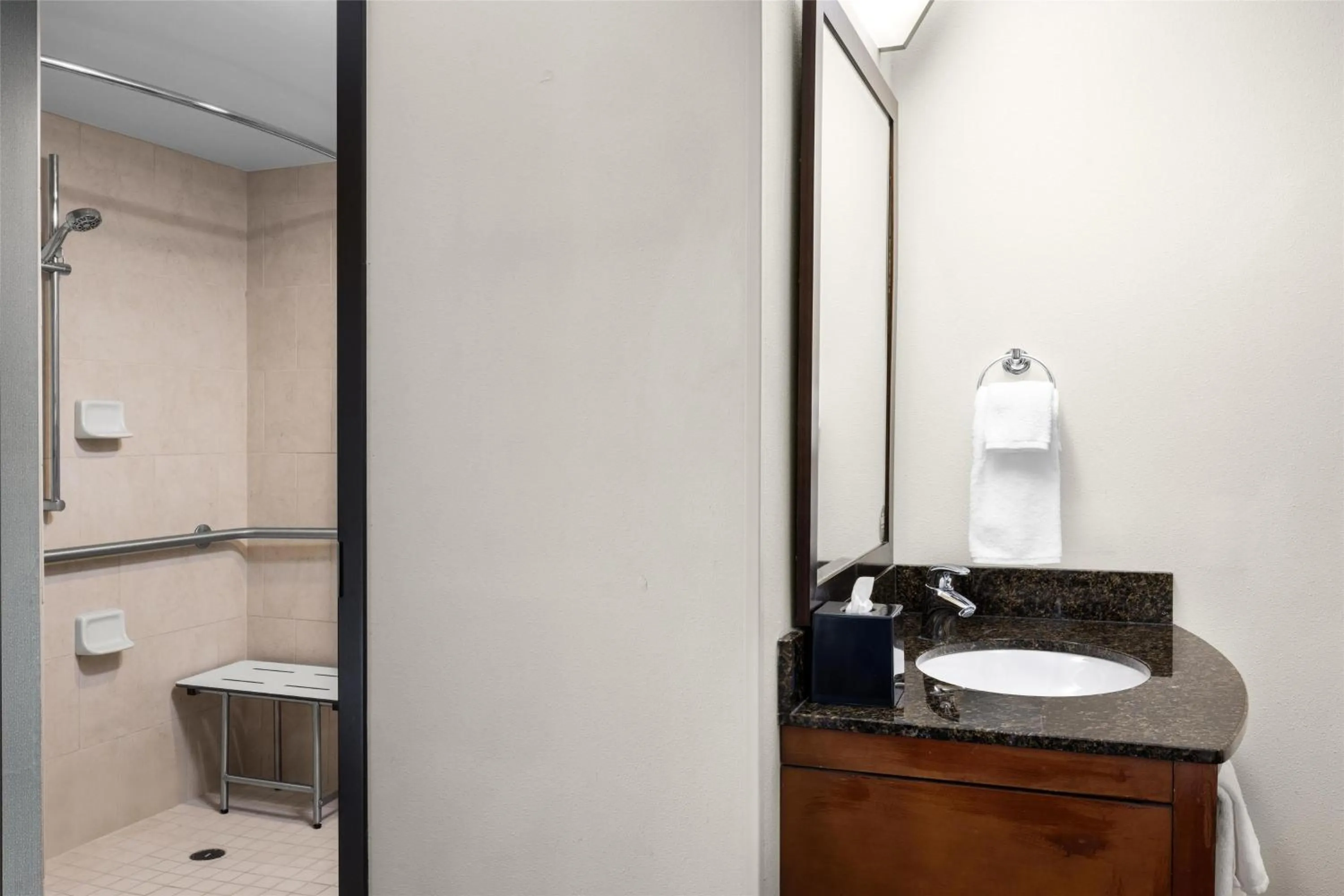 Bathroom in Hyatt Place Memphis Germantown