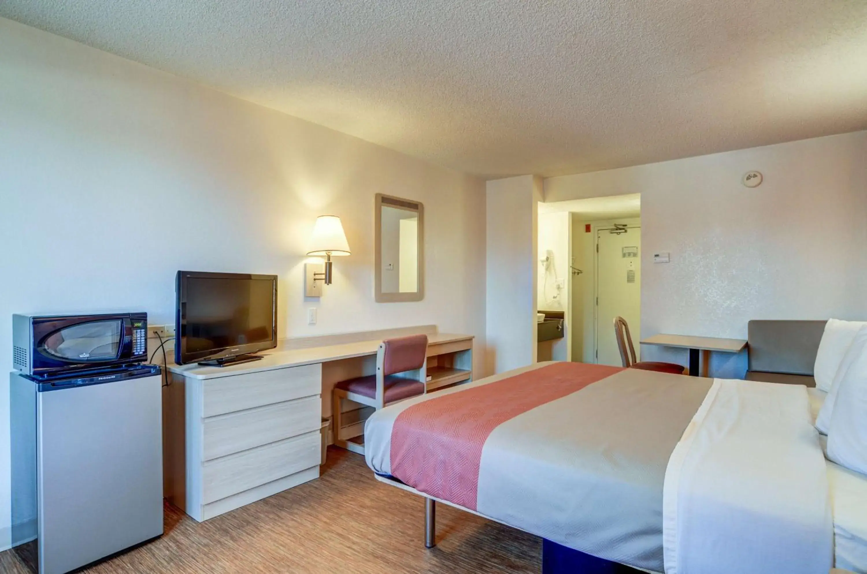 King Room - single occupancy - Non-Smoking in Motel 6-Greenwood Village, CO - Denver - South Tech Center King Room - single occupancy - Non-Smoking in Motel 6-Greenwood Village, CO - Denver - South Tech Center