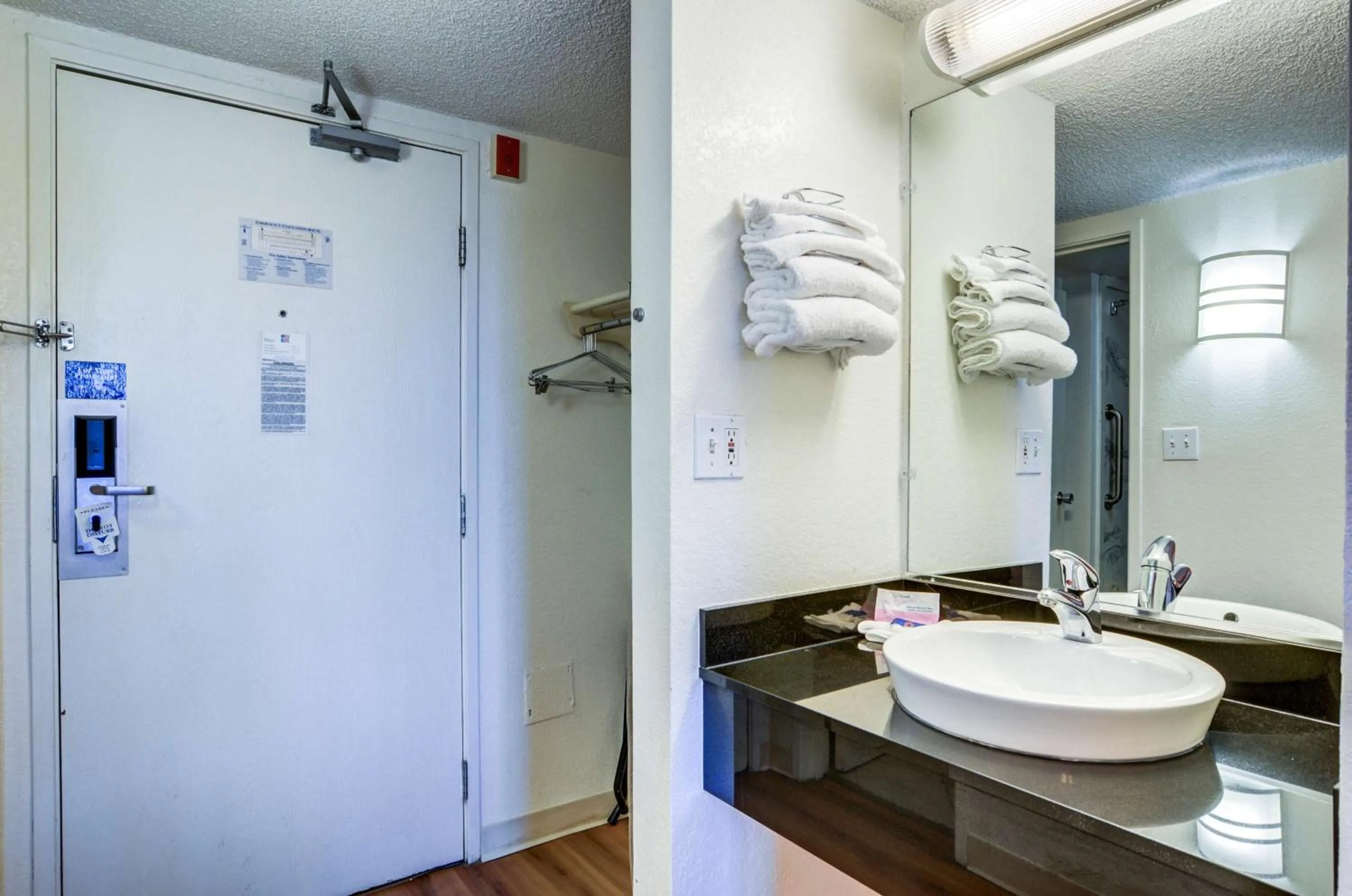Bathroom in Motel 6-Greenwood Village, CO - Denver - South Tech Center