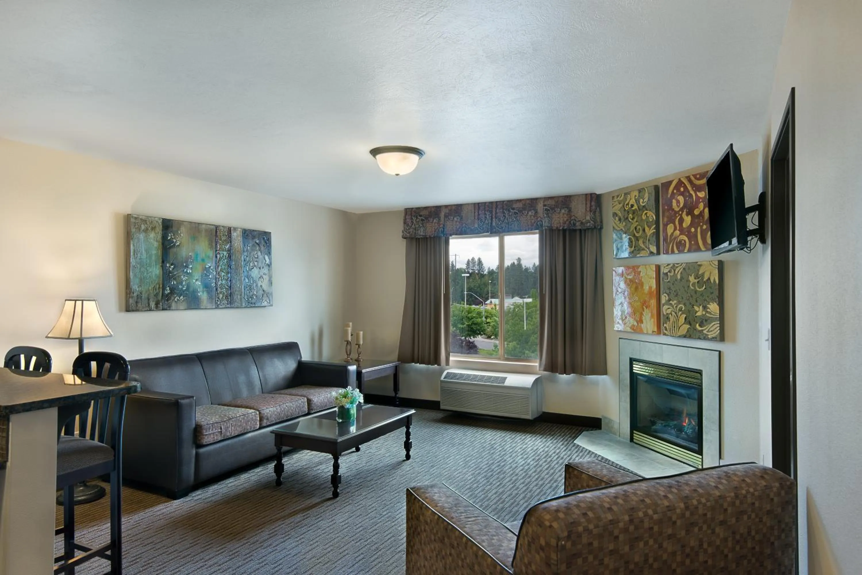 Photo of the whole room in Oxford Suites Spokane Valley