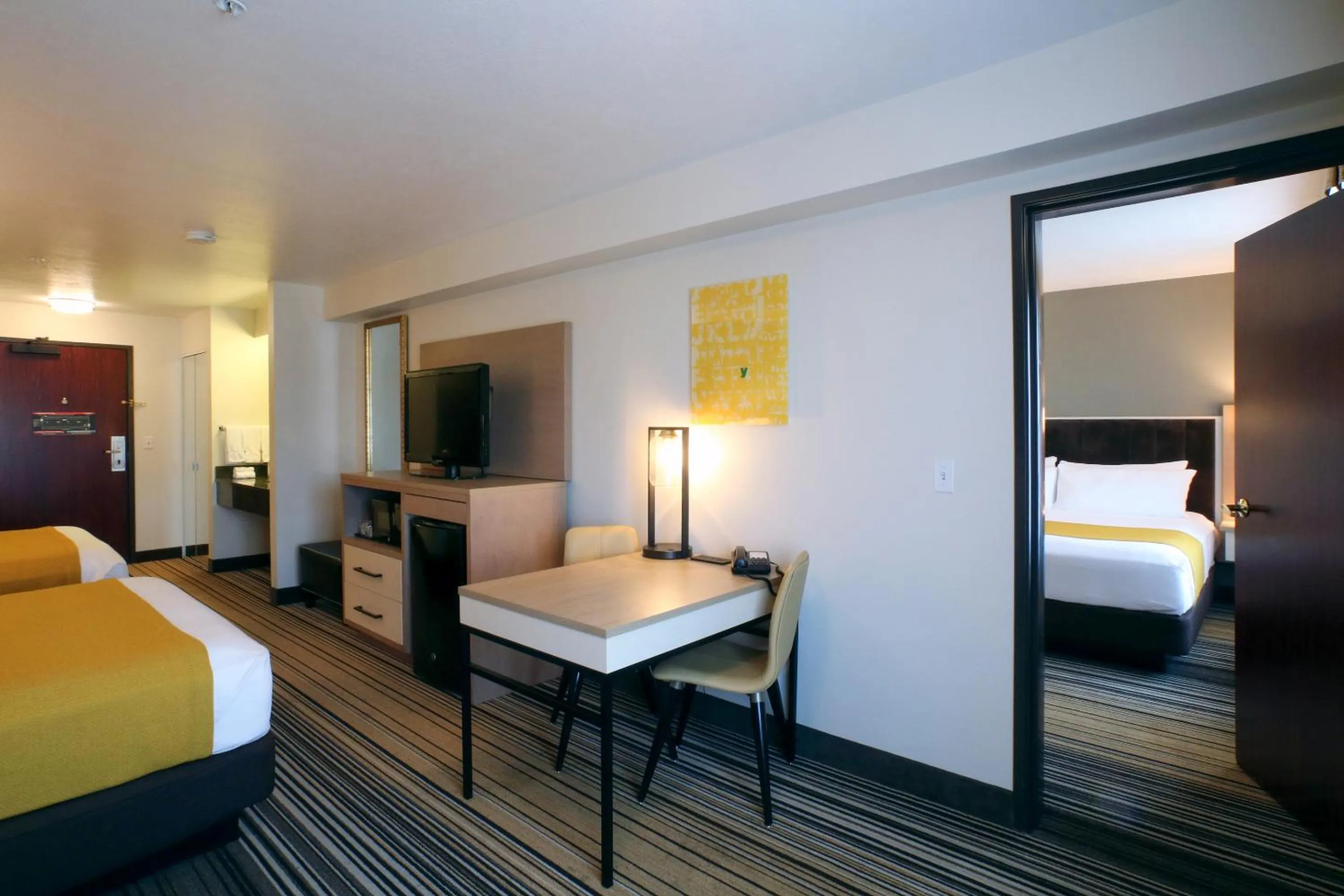 TV and multimedia, Bed in Oxford Suites Spokane Valley
