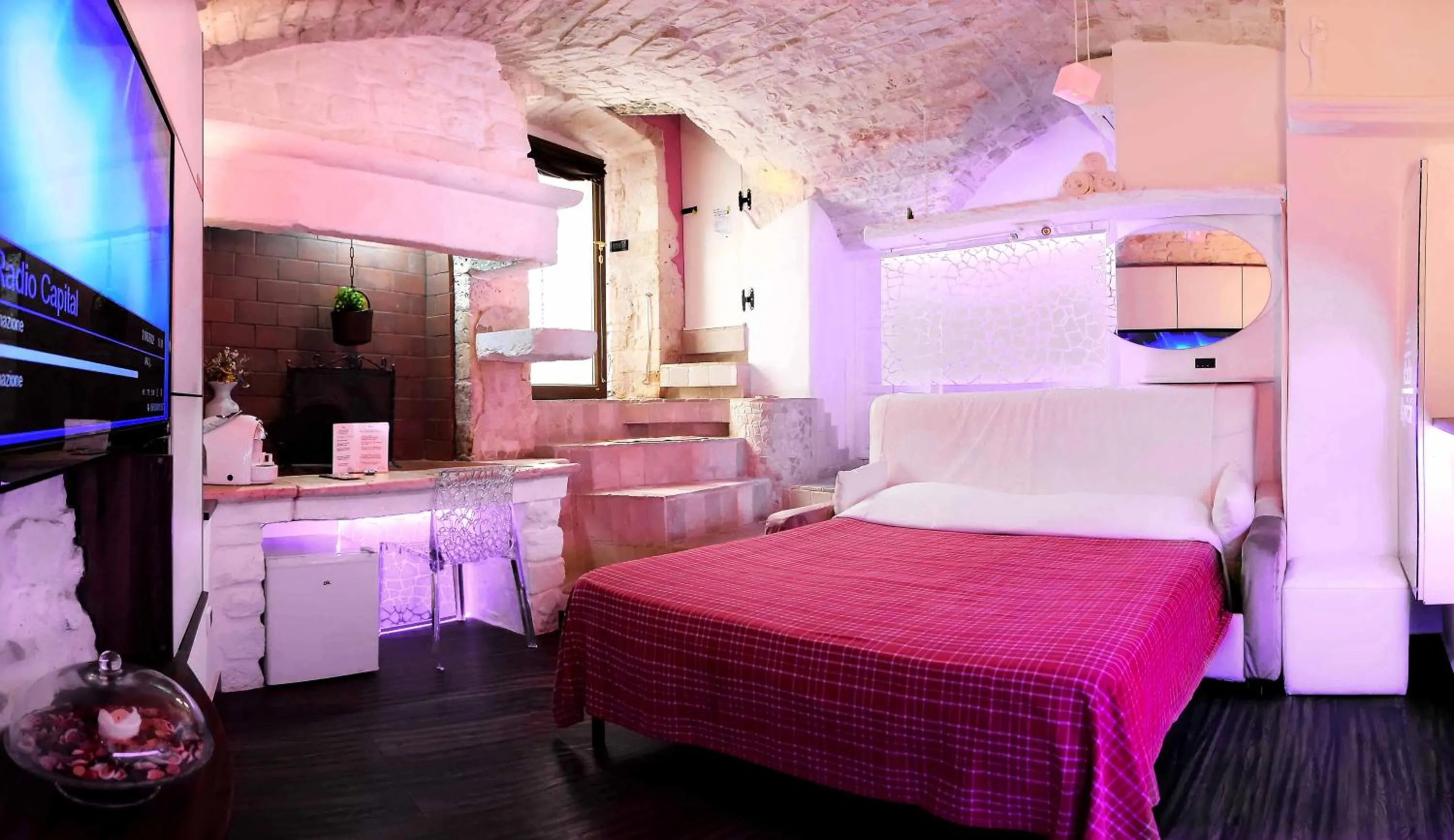 Bedroom, Bed in l'angolo di Gaudì, alcoba Capriccio