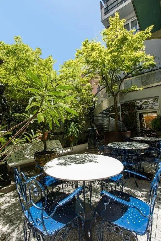 Patio in Hôtel Gloria & Avenue