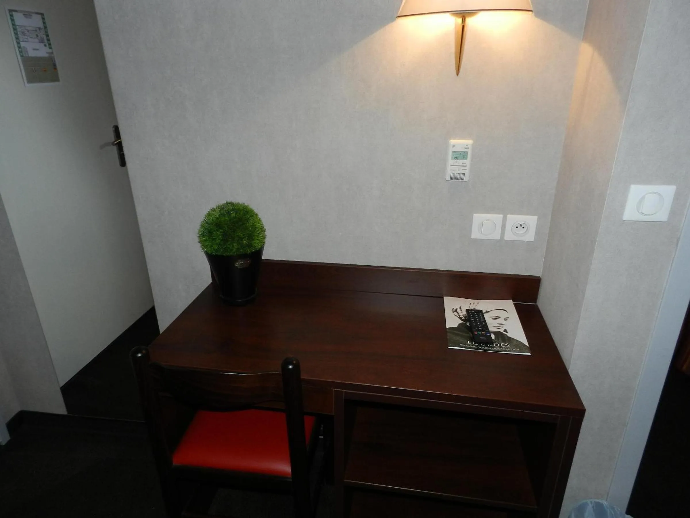 TV and multimedia in Hôtel Gloria & Avenue