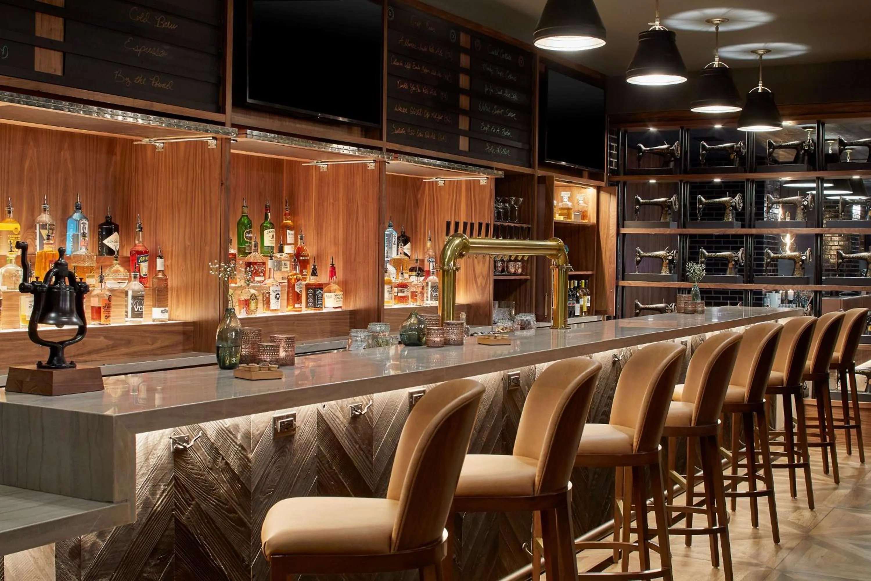 Lounge or bar in Cumberland House Knoxville, Tapestry Collection by Hilton