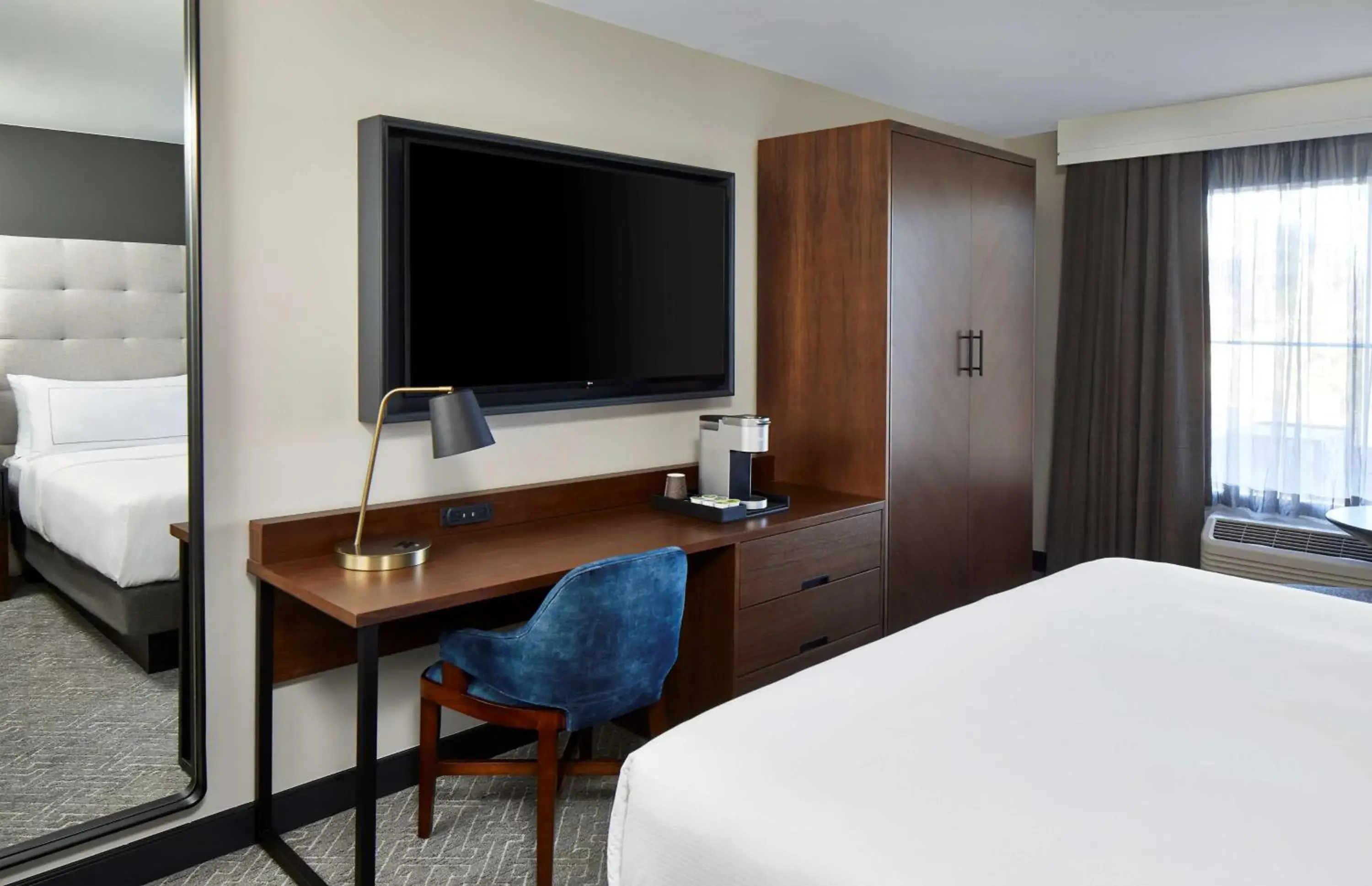 Deluxe King Room in Cumberland House Knoxville, Tapestry Collection by Hilton Deluxe King Room in Cumberland House Knoxville, Tapestry Collection by Hilton