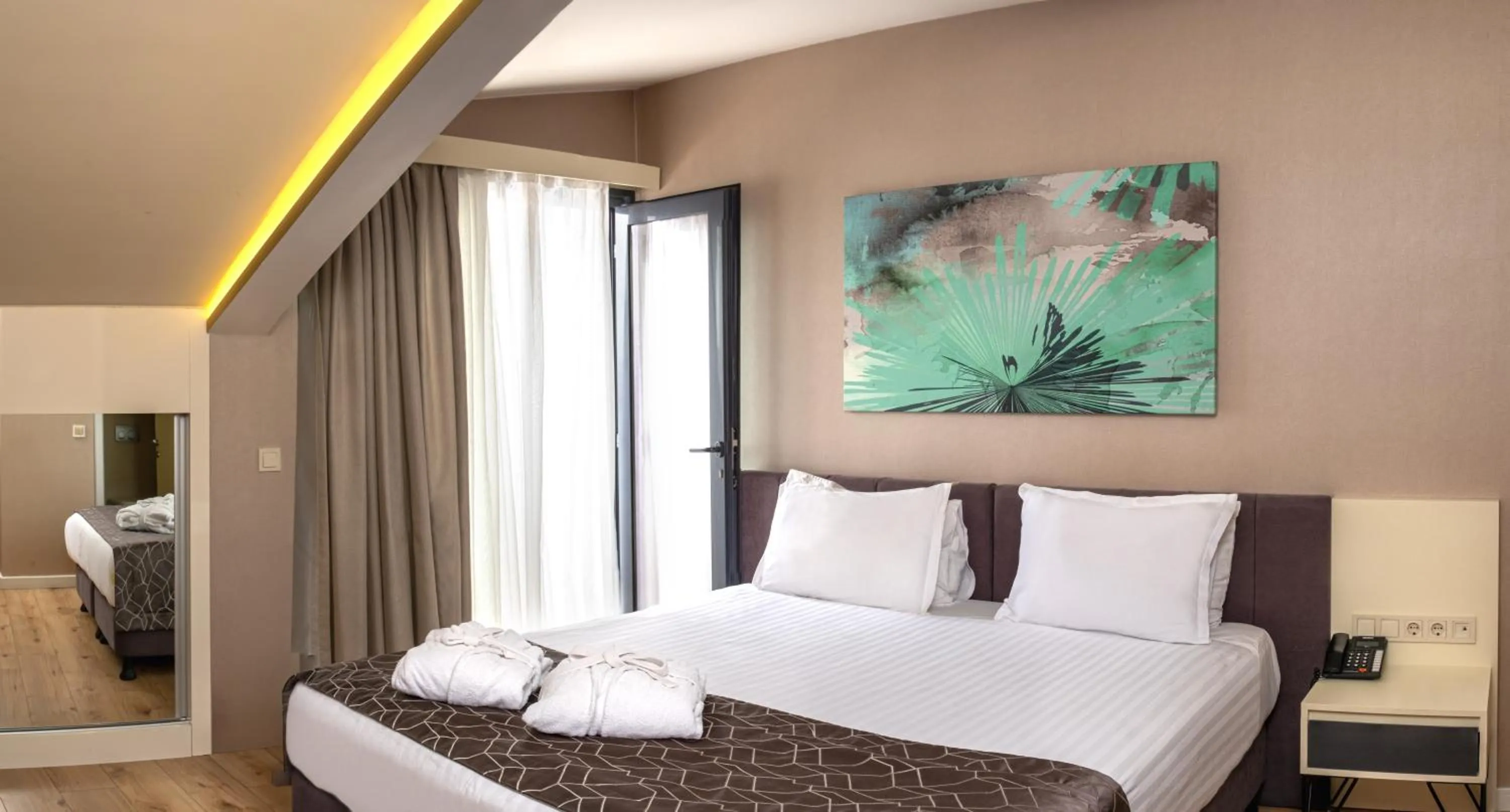 Bed in Elm Suite Hotel