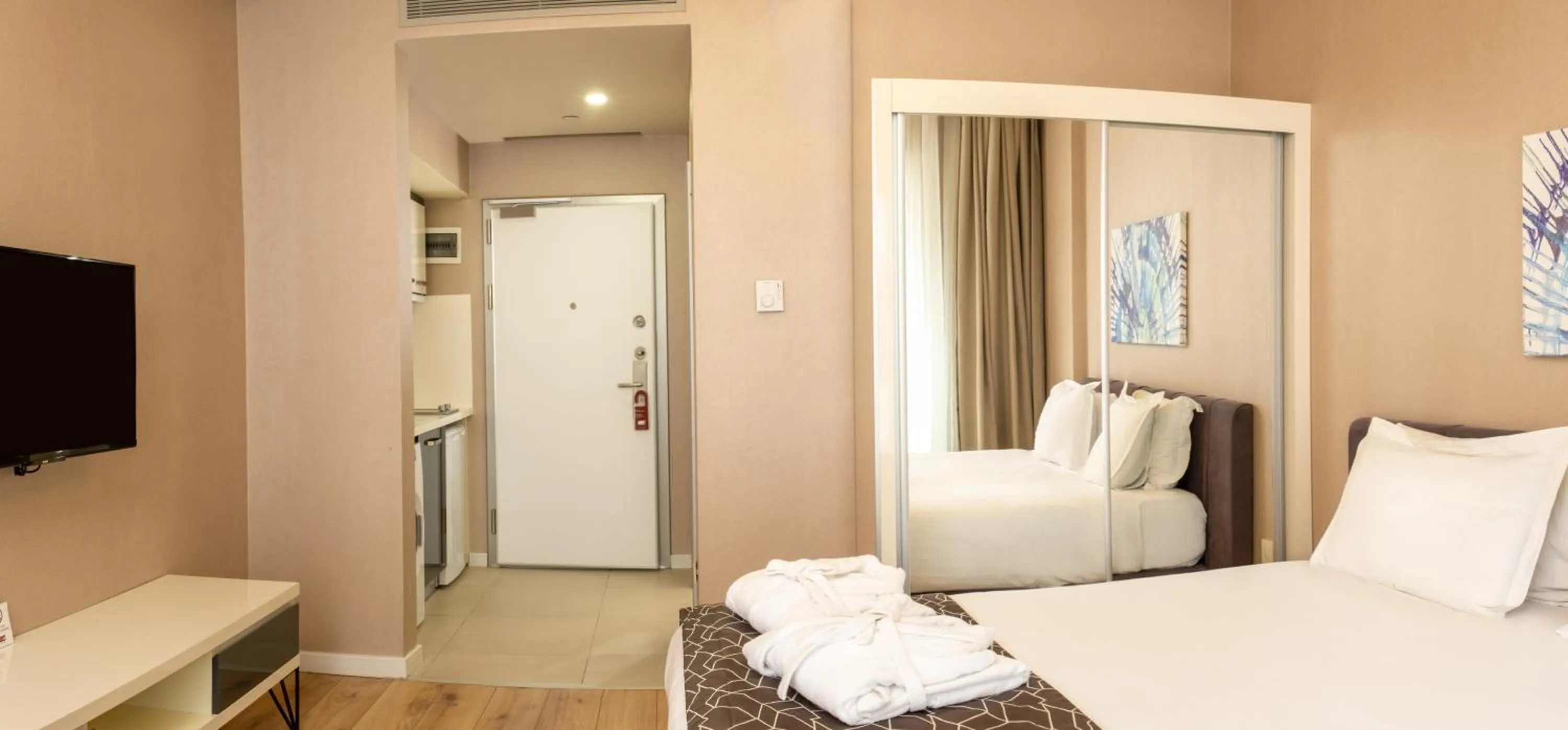 Bed in Elm Suite Hotel