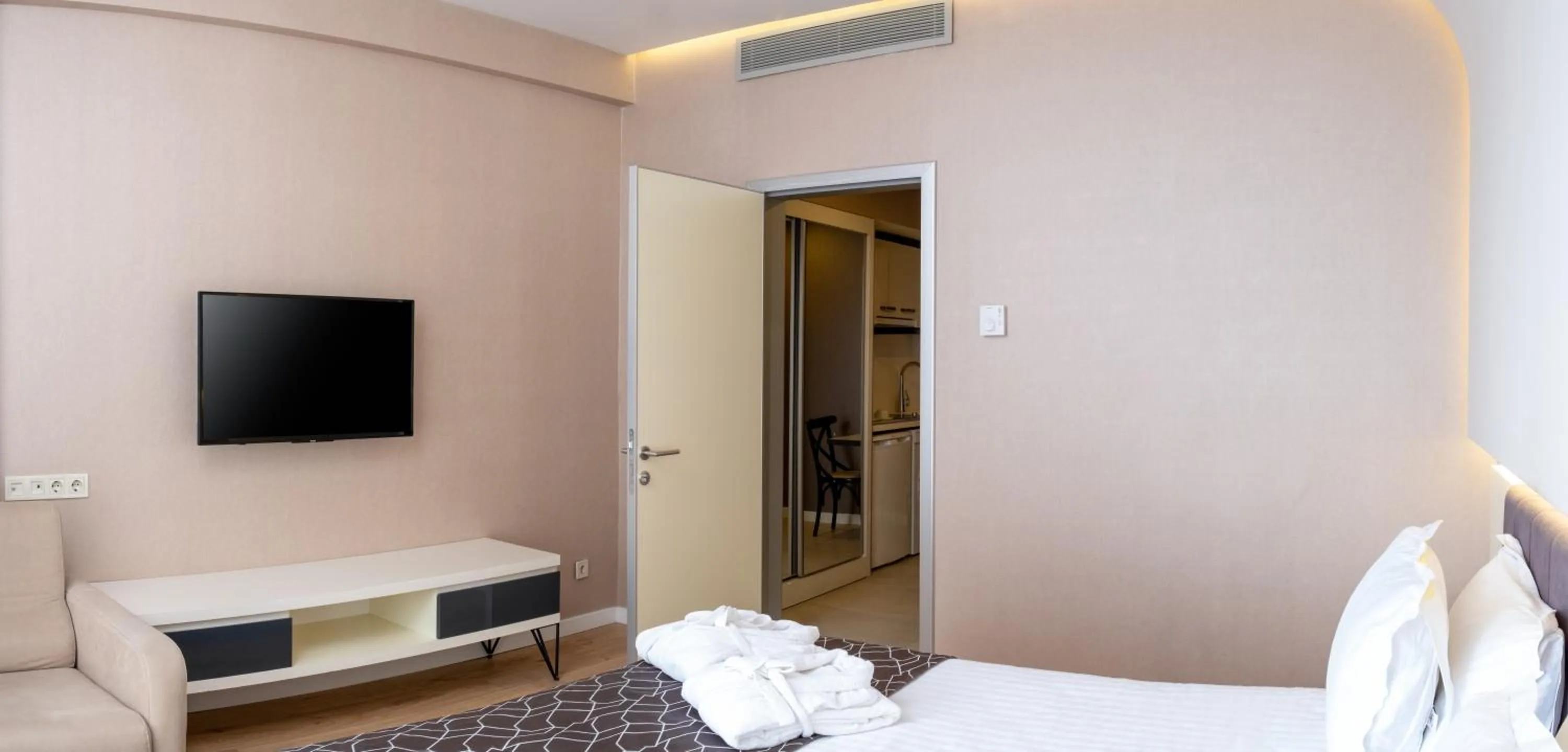 Bed in Elm Suite Hotel