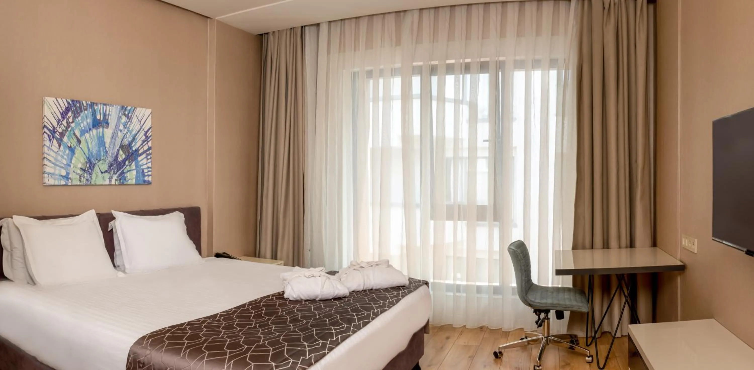 Bed in Elm Suite Hotel