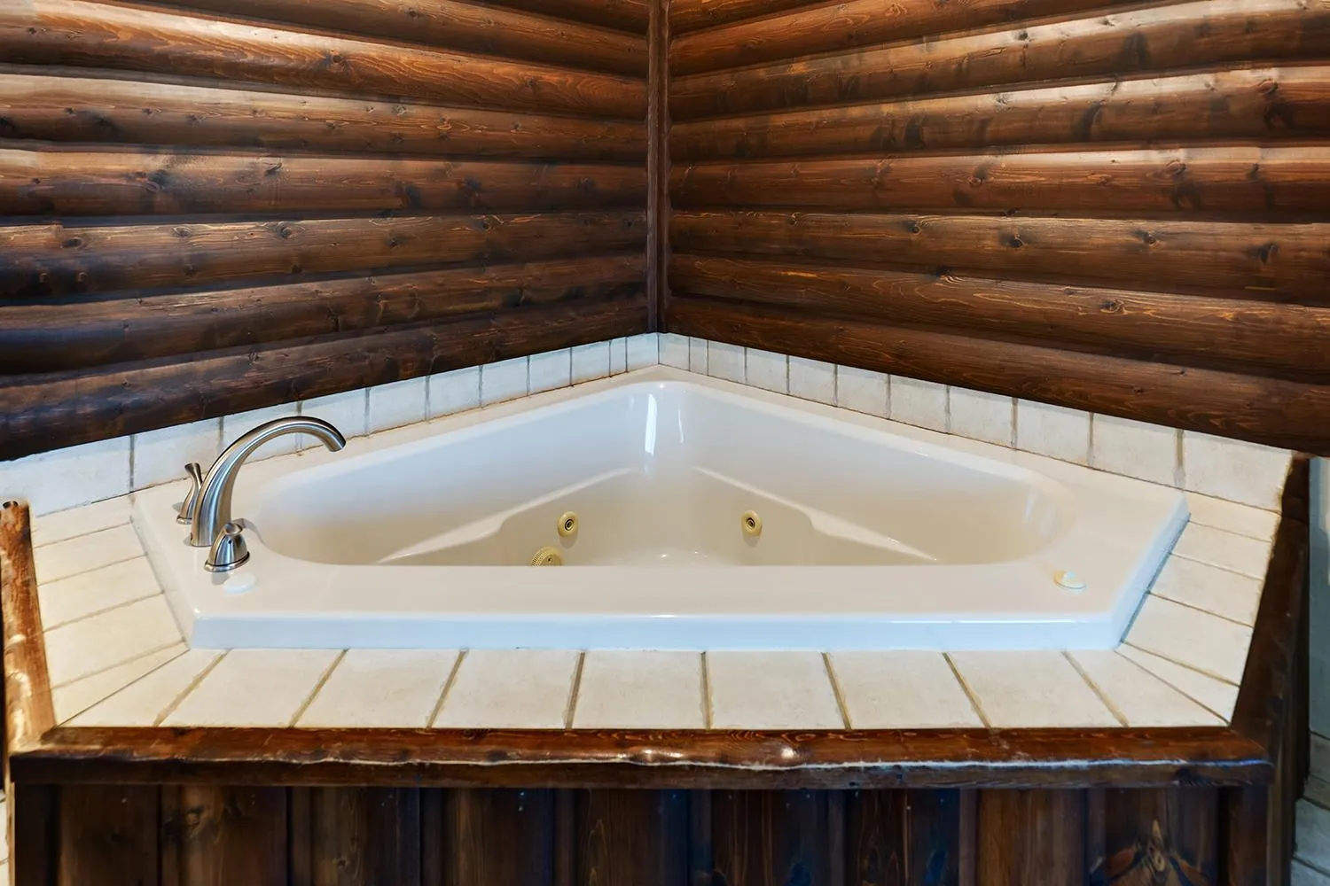 Hot Tub in Stoney Creek Hotel St. Joseph