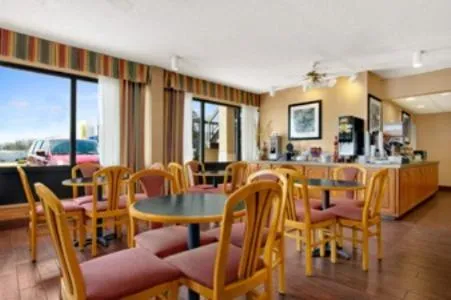 Restaurant/places to eat in Super 8 by Wyndham Oxford