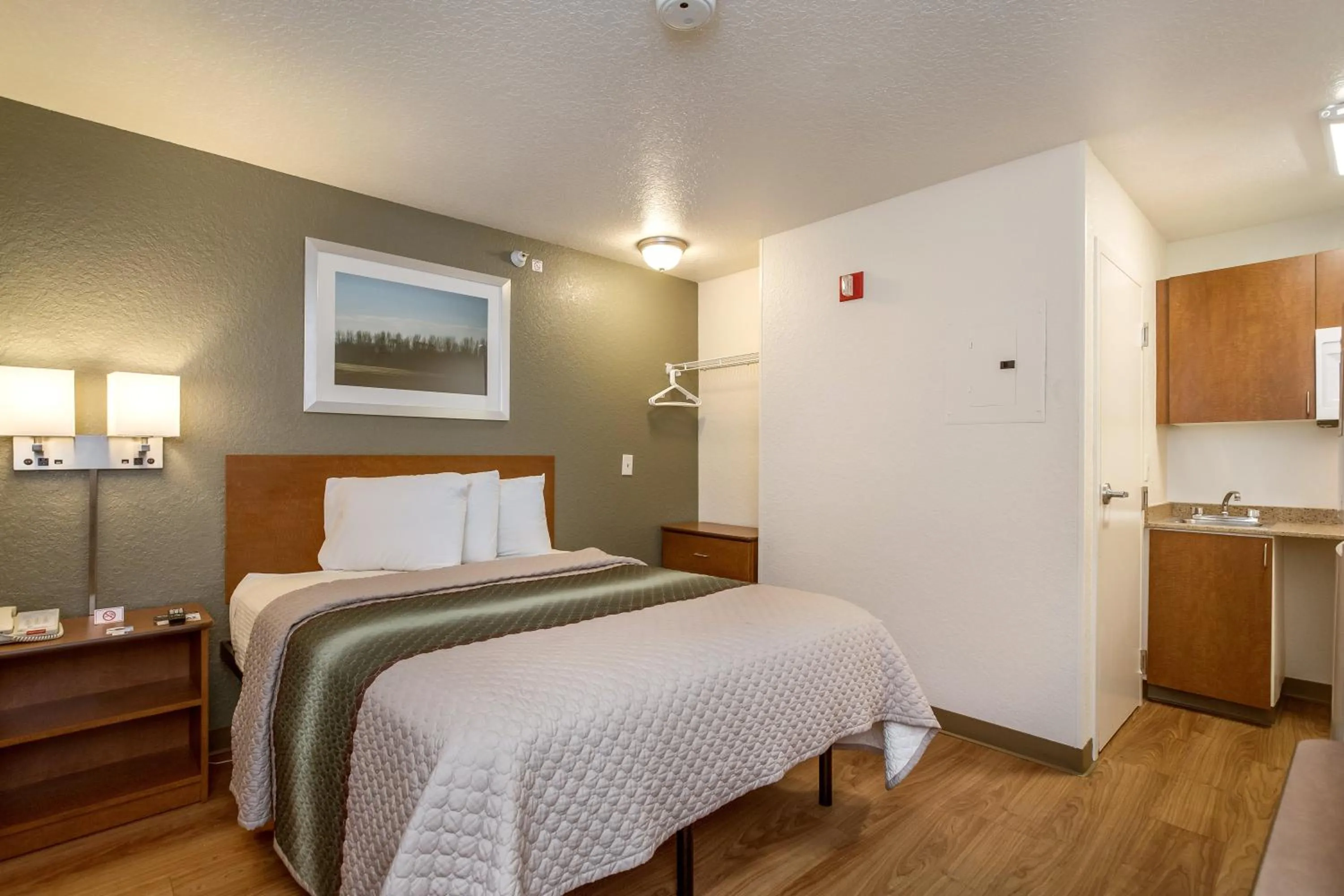 Photo of the whole room, Bed in HomeTowne Studios by Red Roof Philadelphia - Maple Shade, NJ