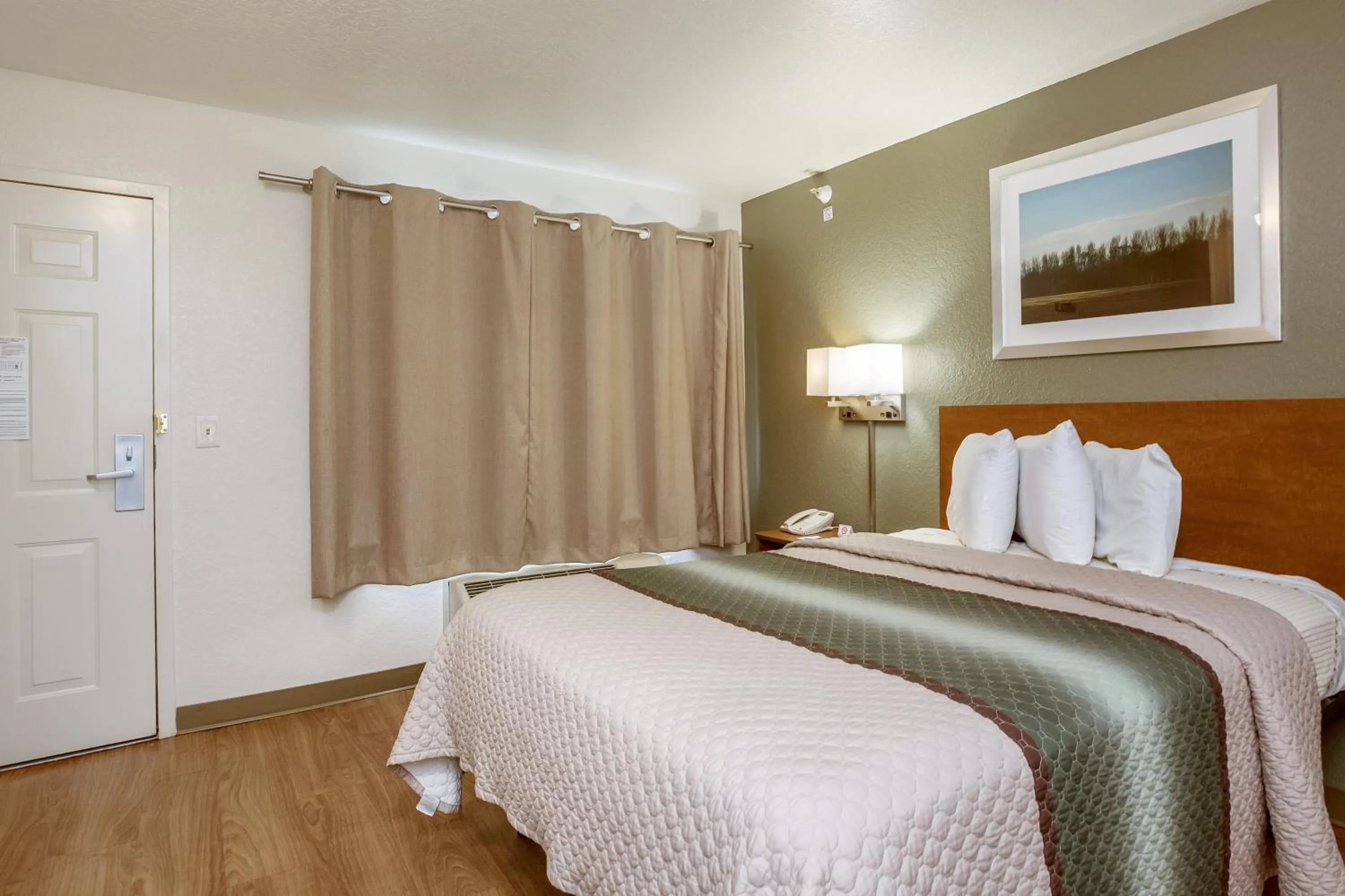 Photo of the whole room, Bed in HomeTowne Studios by Red Roof Philadelphia - Maple Shade, NJ