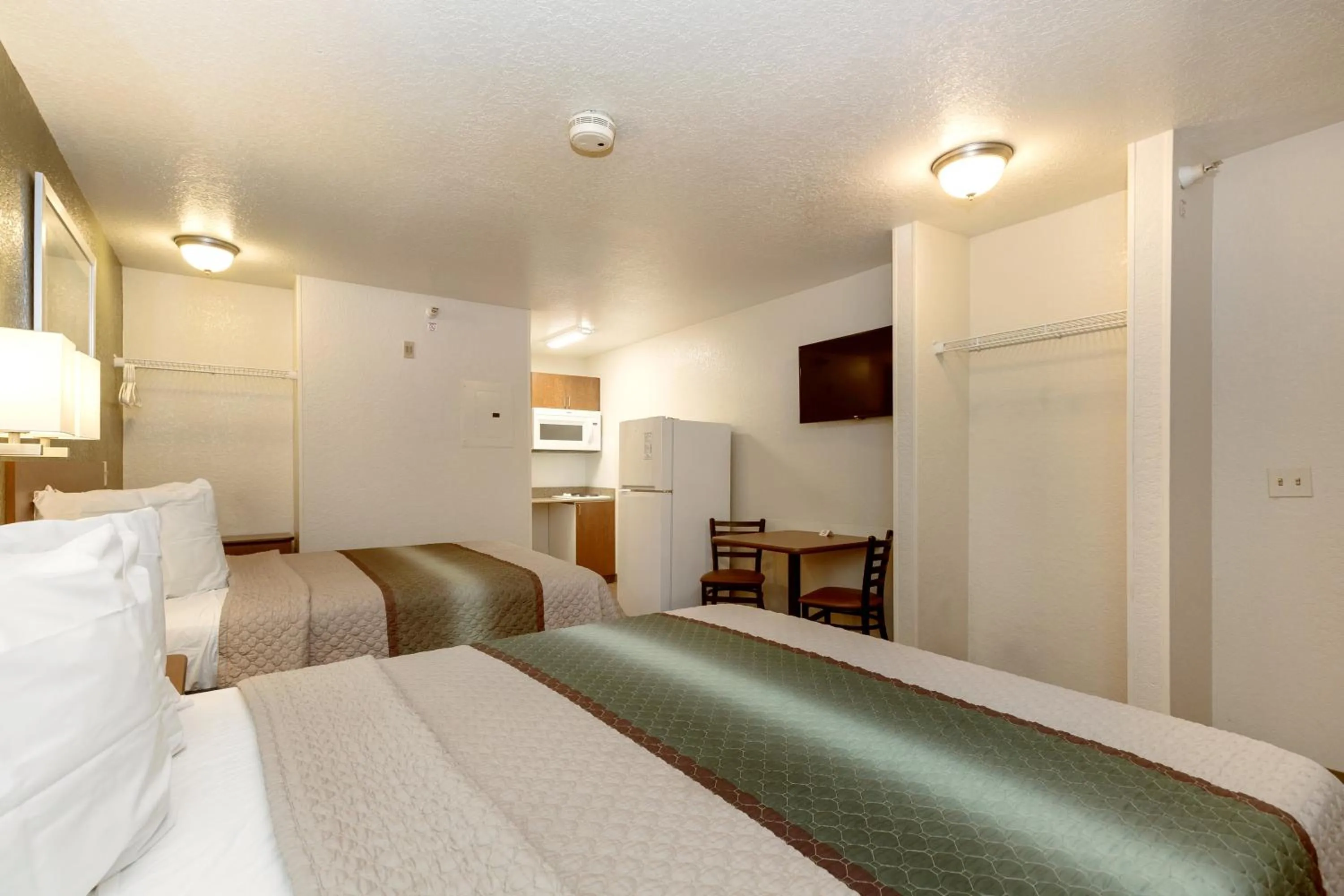 Photo of the whole room, Bed in HomeTowne Studios by Red Roof Philadelphia - Maple Shade, NJ