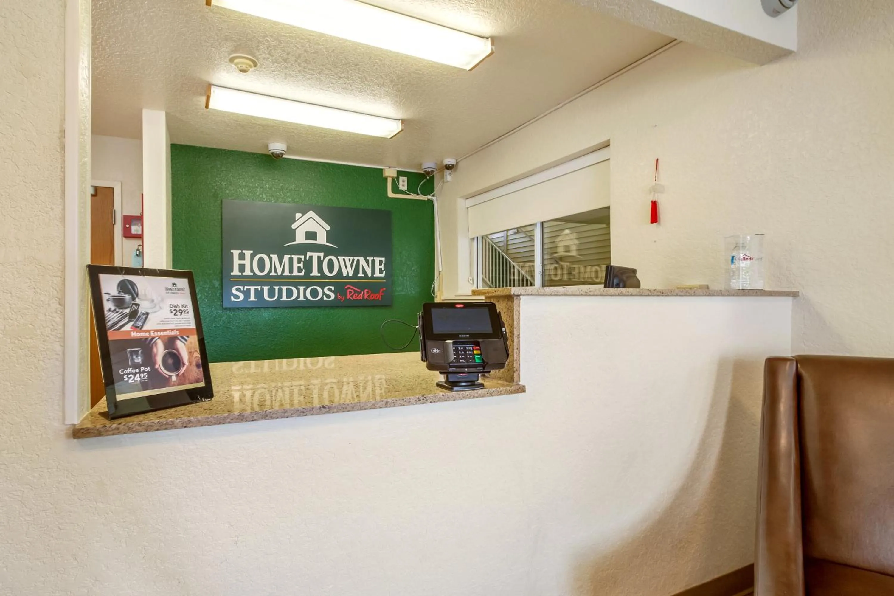 Lobby or reception in HomeTowne Studios by Red Roof Philadelphia - Maple Shade, NJ