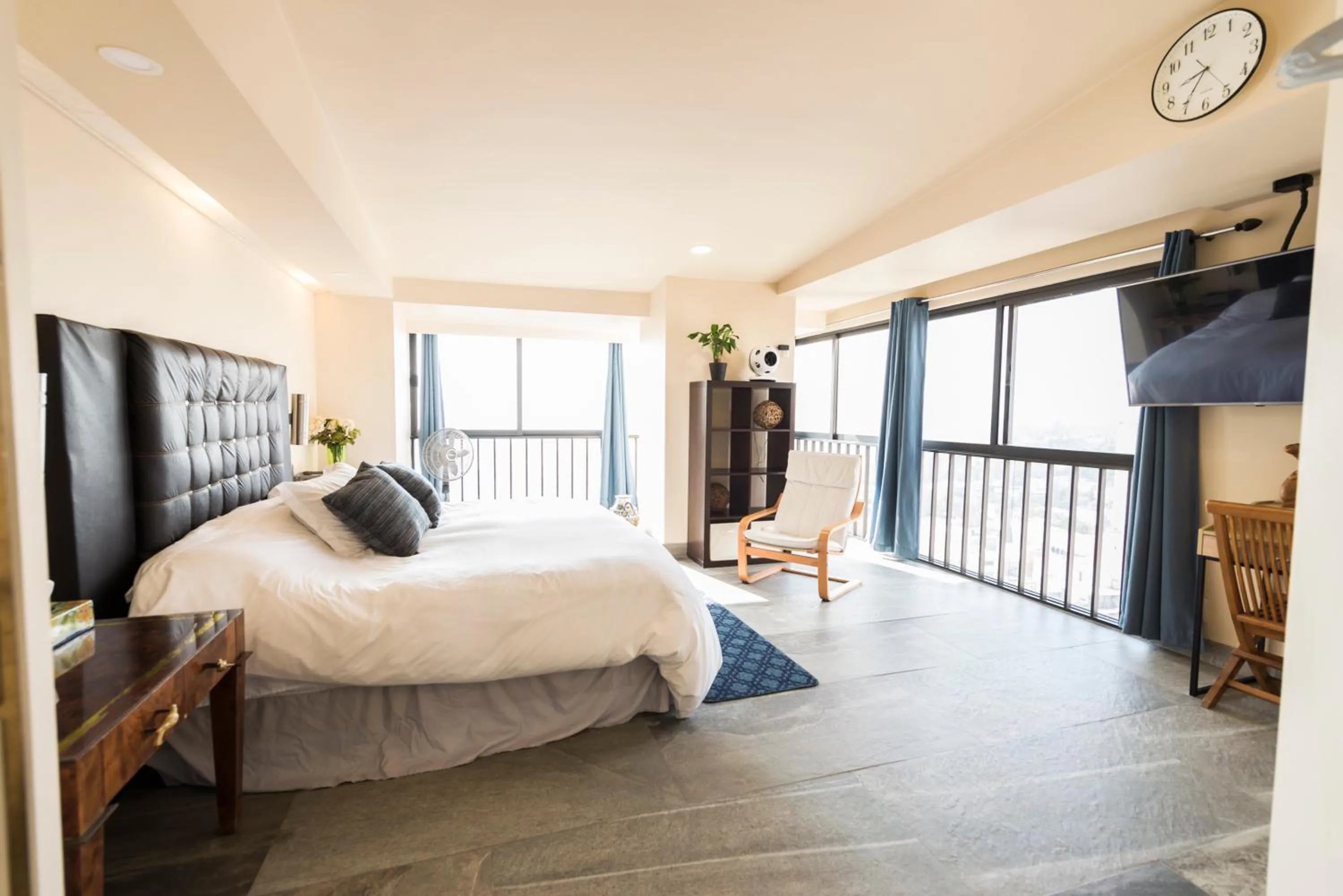 Photo of the whole room, Bed in Air Lux