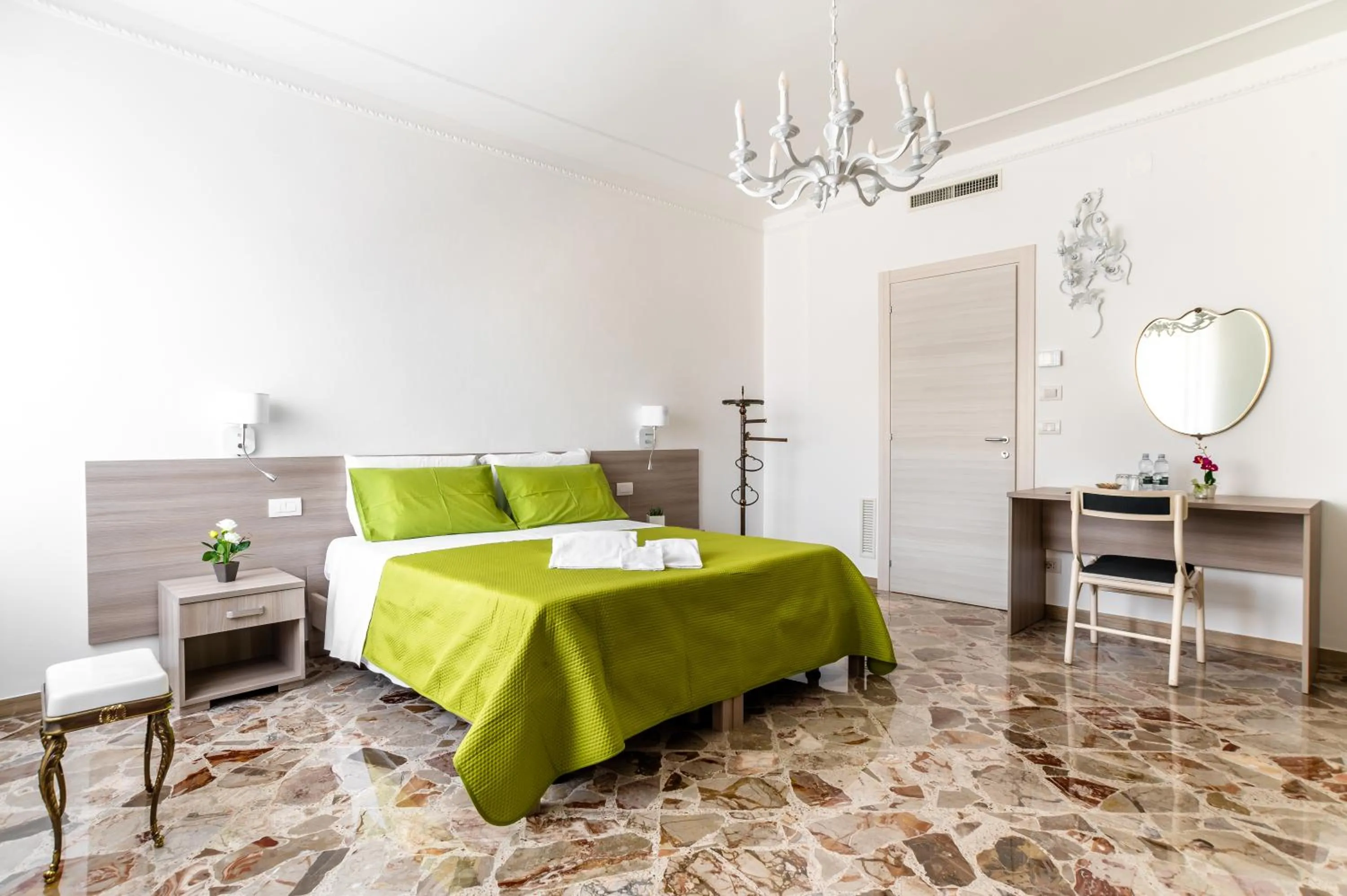 Bed in Le Calette Rooms - Puglia Mia Apartments