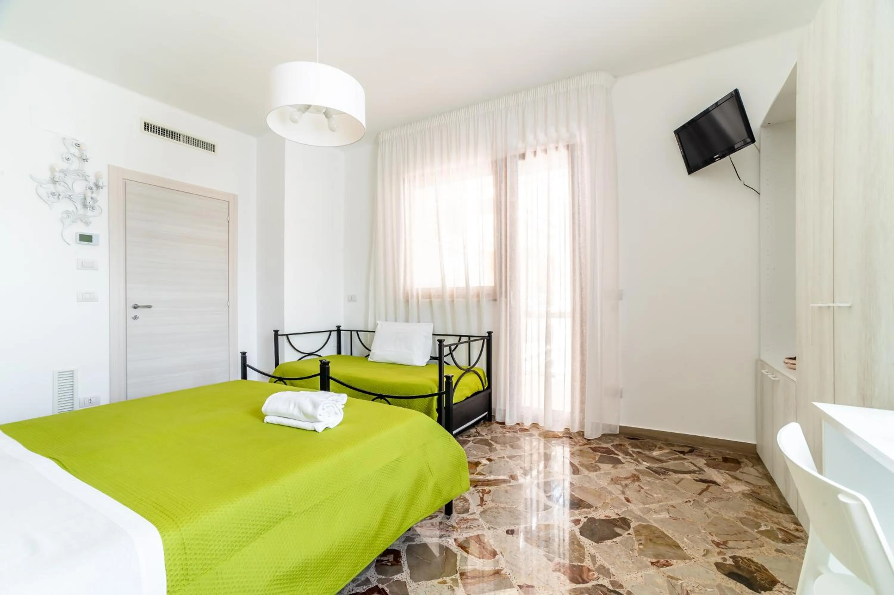 Bed in Le Calette Rooms - Puglia Mia Apartments