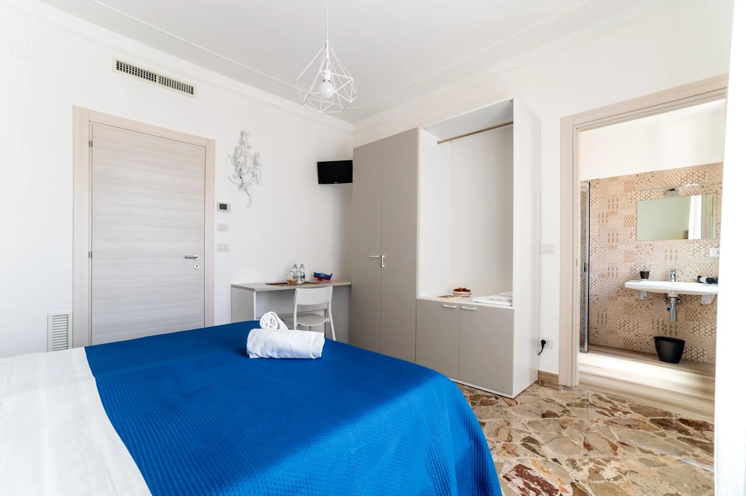 Bed in Le Calette Rooms - Puglia Mia Apartments